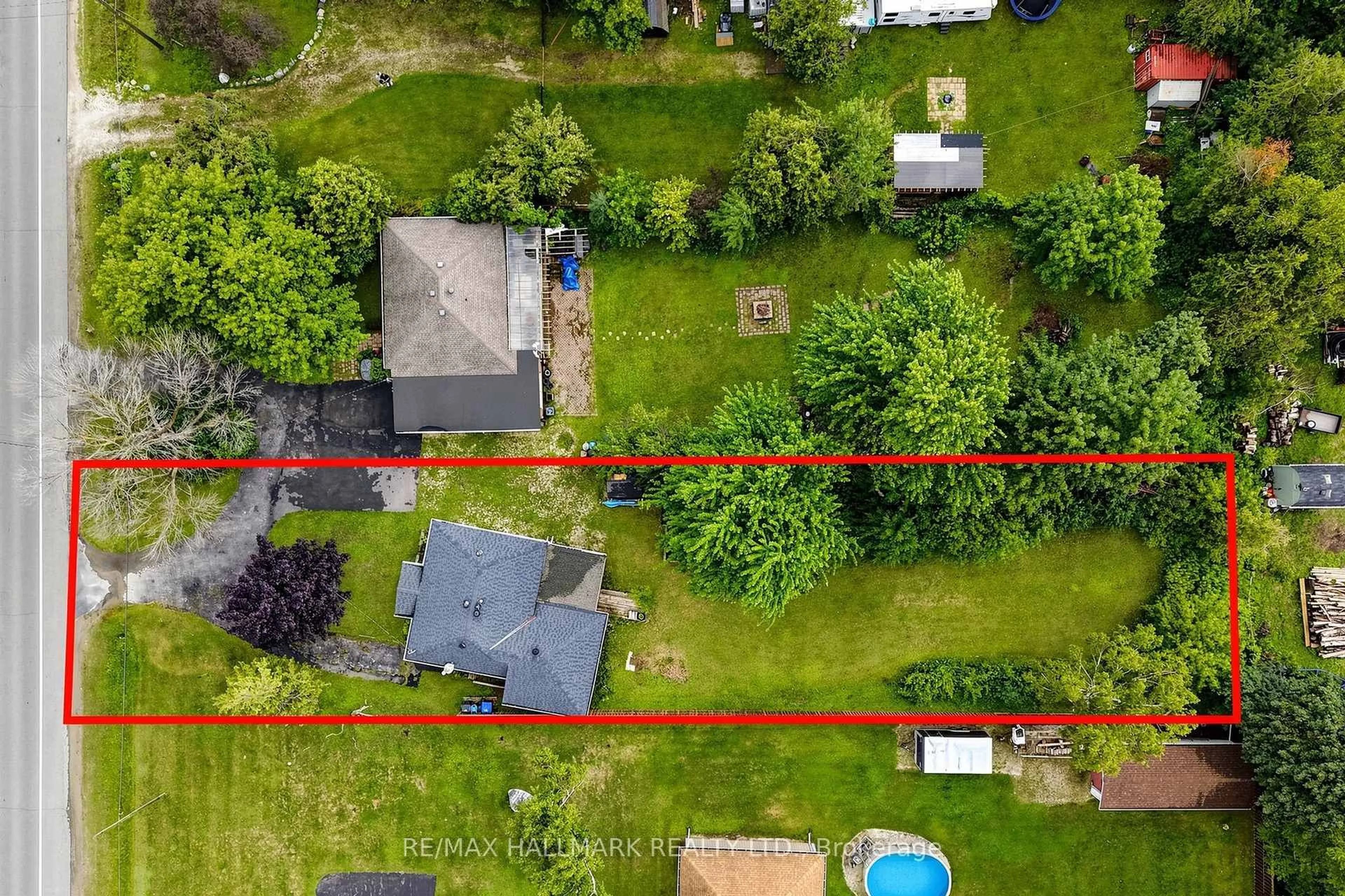 A pic from outside/outdoor area/front of a property/back of a property/a pic from drone, street for 9775 Beachwood Rd, Collingwood Ontario L9Y 3Z1