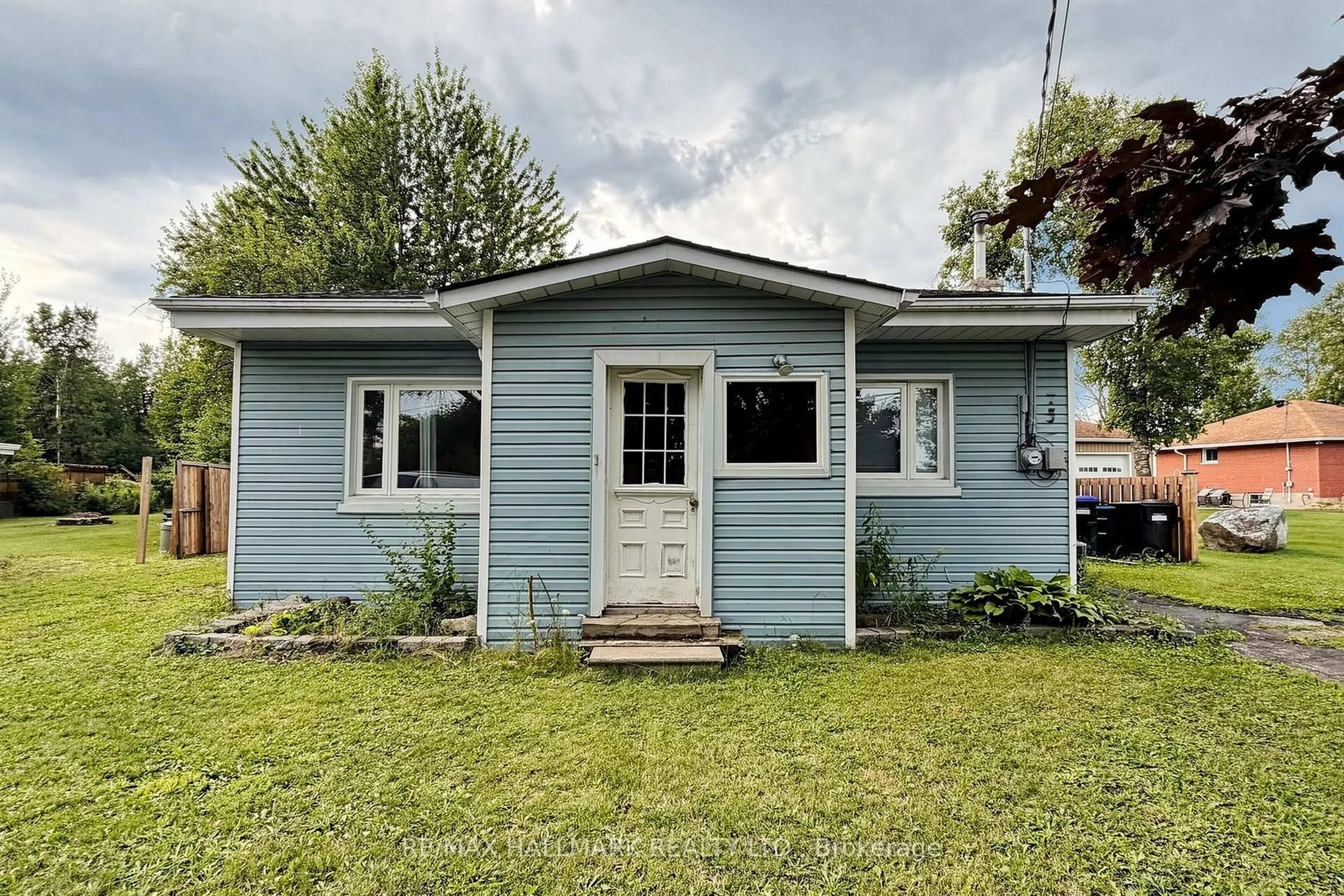 Home with vinyl exterior material, street for 9775 Beachwood Rd, Collingwood Ontario L9Y 3Z1