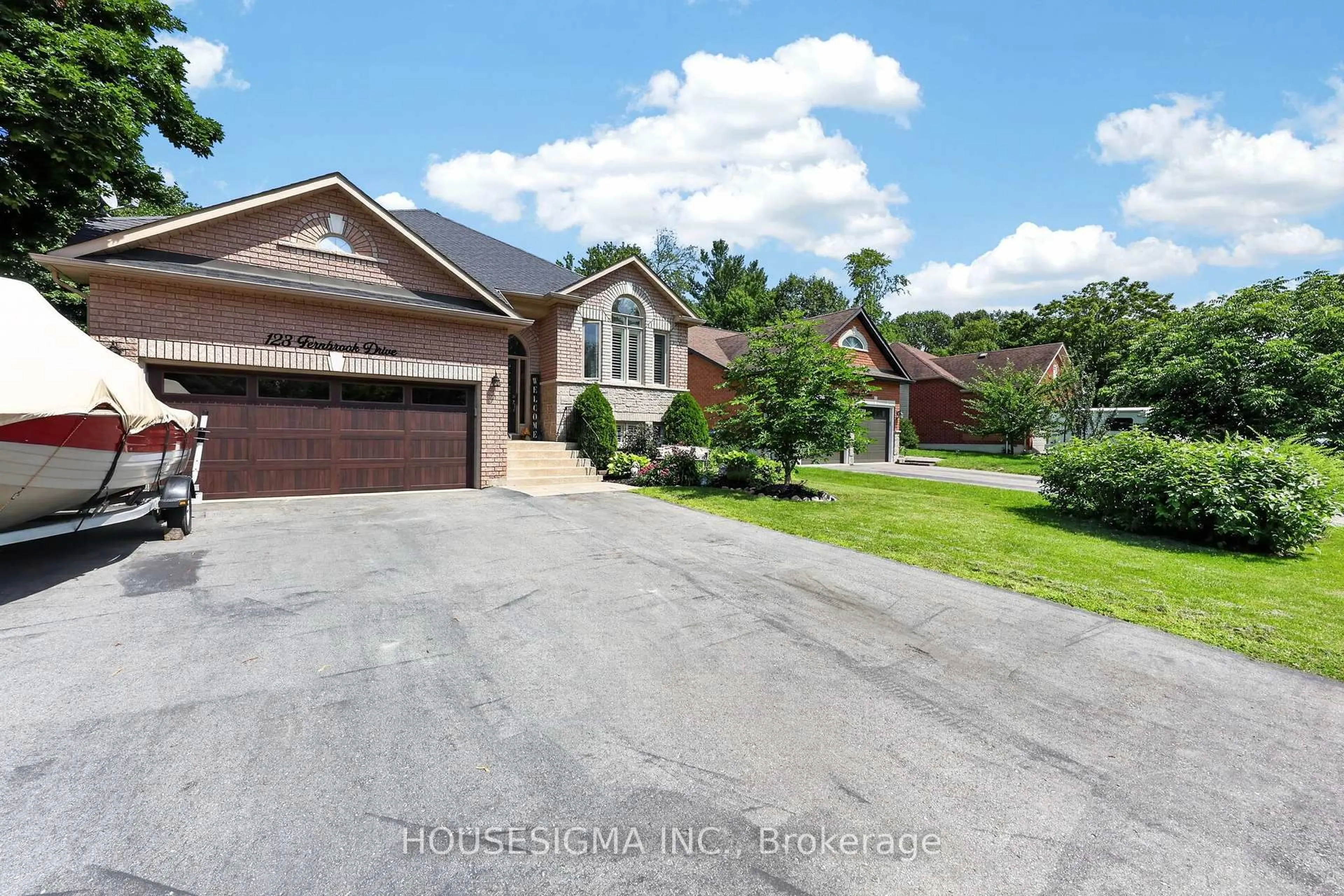 A pic from outside/outdoor area/front of a property/back of a property/a pic from drone, street for 123 Fernbrook Dr, Wasaga Beach Ontario L9Z 1G6