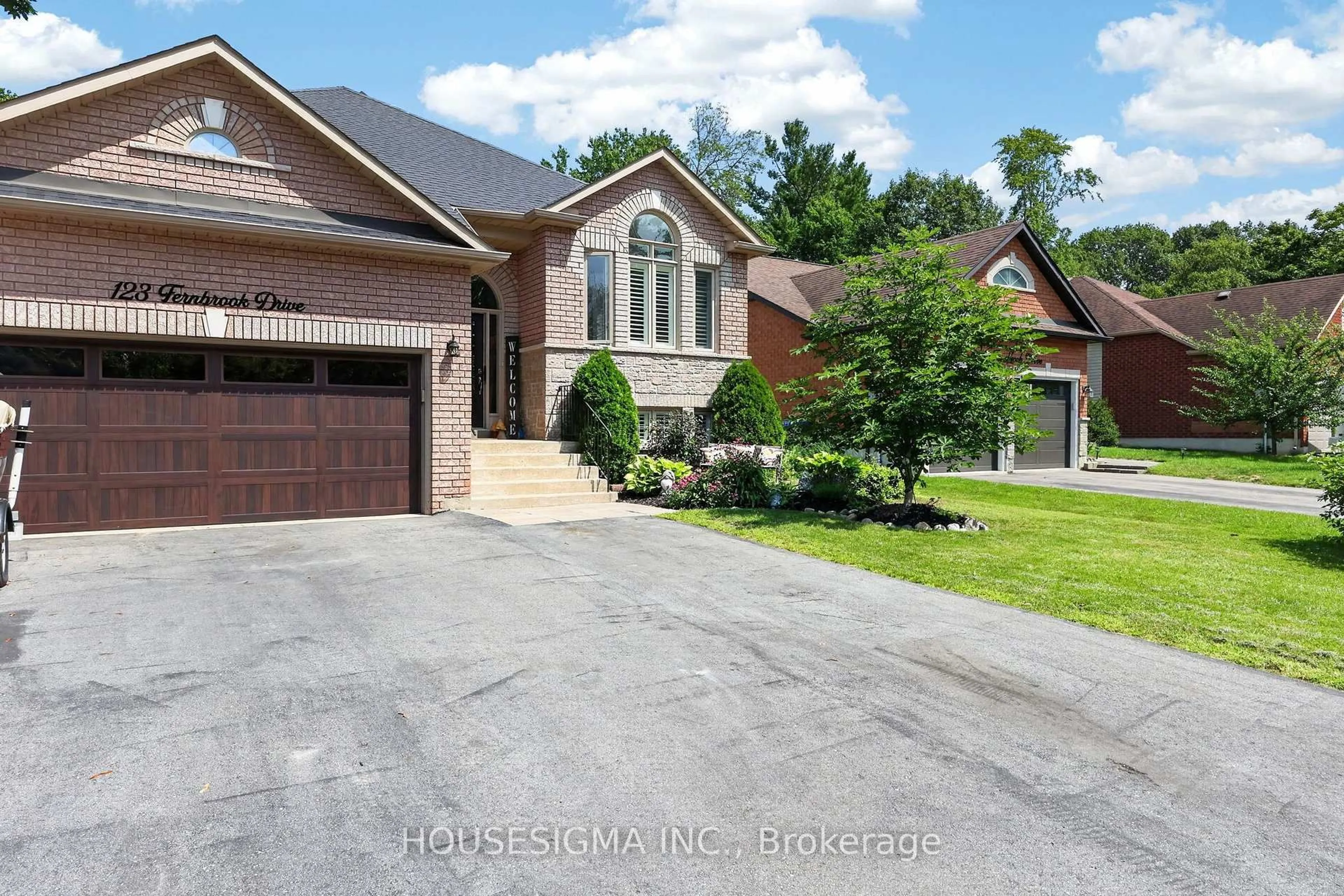 Home with brick exterior material, street for 123 Fernbrook Dr, Wasaga Beach Ontario L9Z 1G6