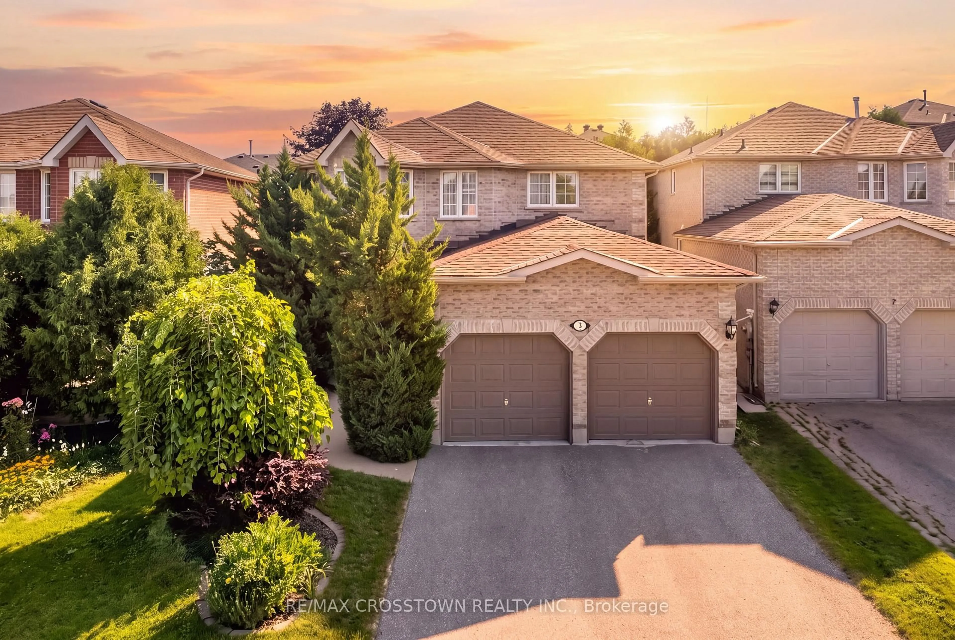 A pic from outside/outdoor area/front of a property/back of a property/a pic from drone, street for 5 Kelsey Cres, Barrie Ontario L4N 0J7