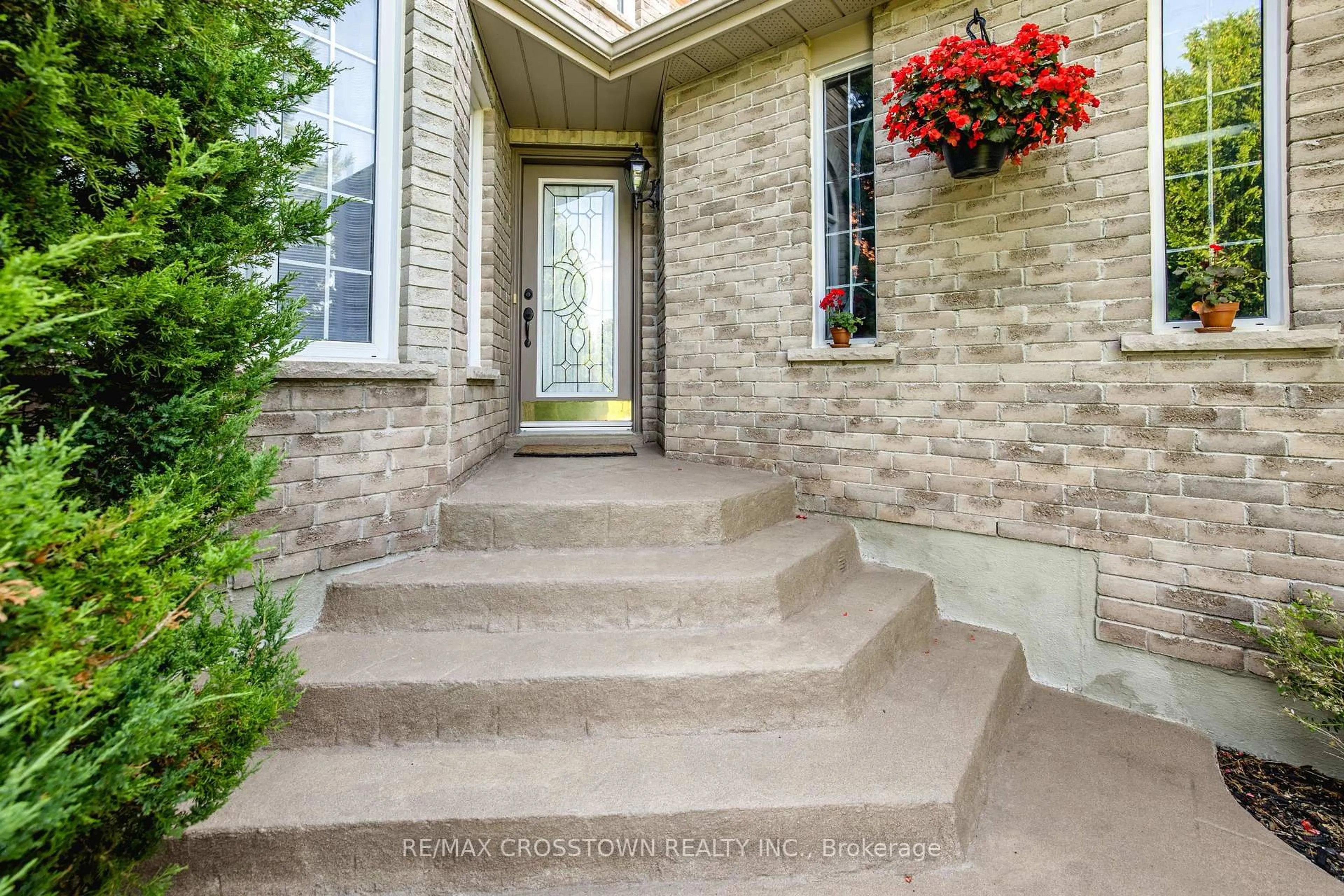 Indoor entryway for 5 Kelsey Cres, Barrie Ontario L4N 0J7
