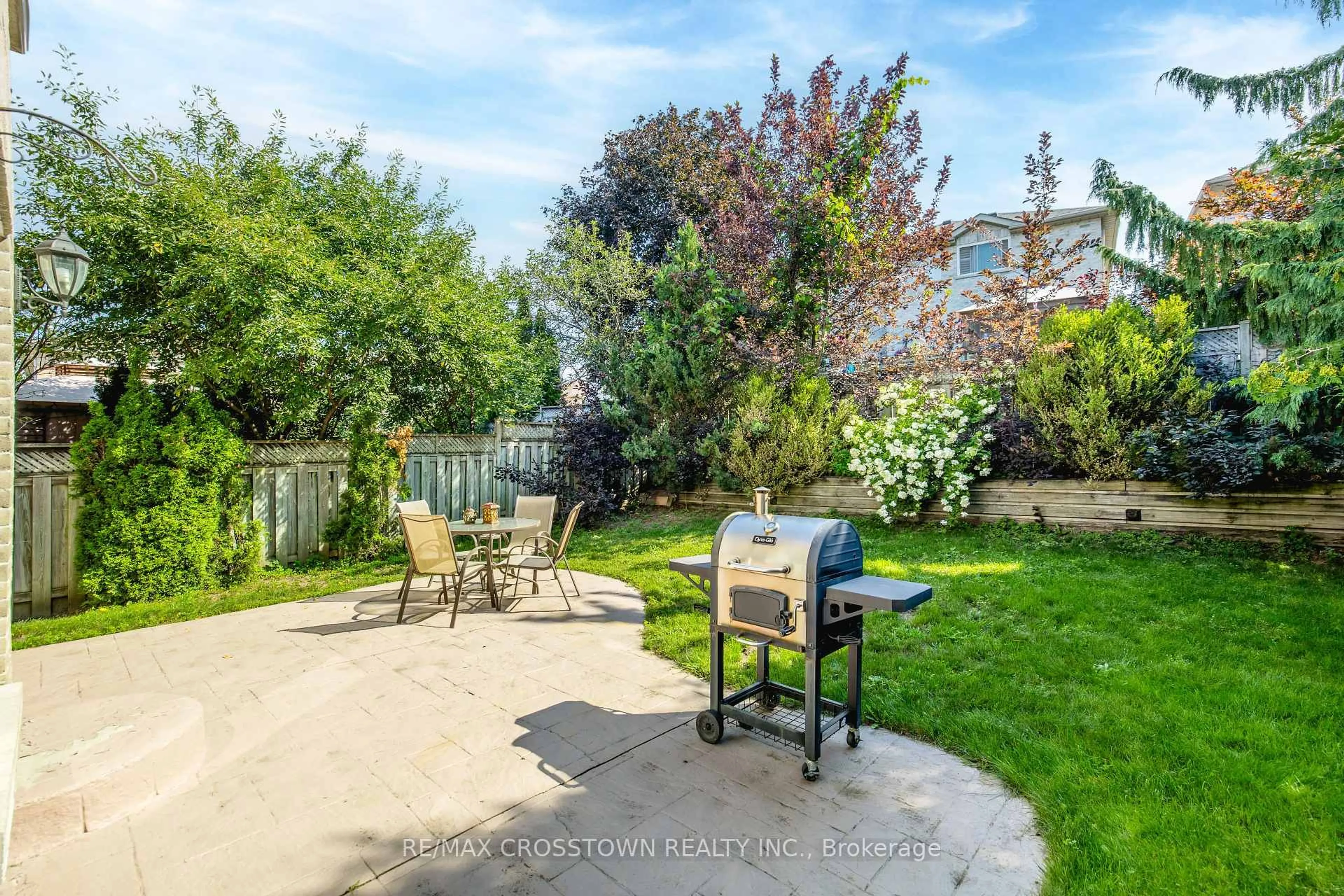 Patio, street for 5 Kelsey Cres, Barrie Ontario L4N 0J7