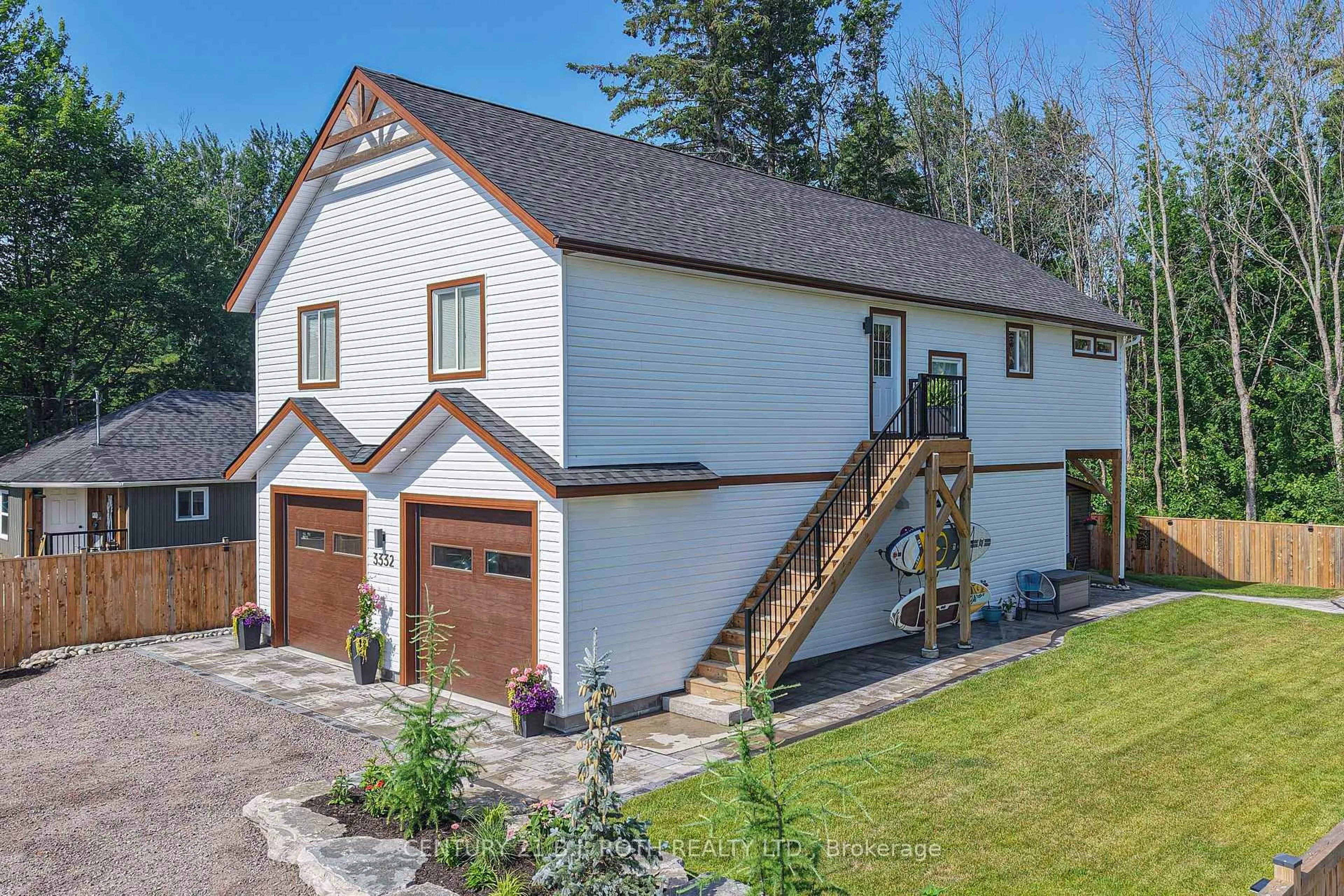 A pic from outside/outdoor area/front of a property/back of a property/a pic from drone, street for 3332 Quetton St, Severn Ontario L0K 2B0