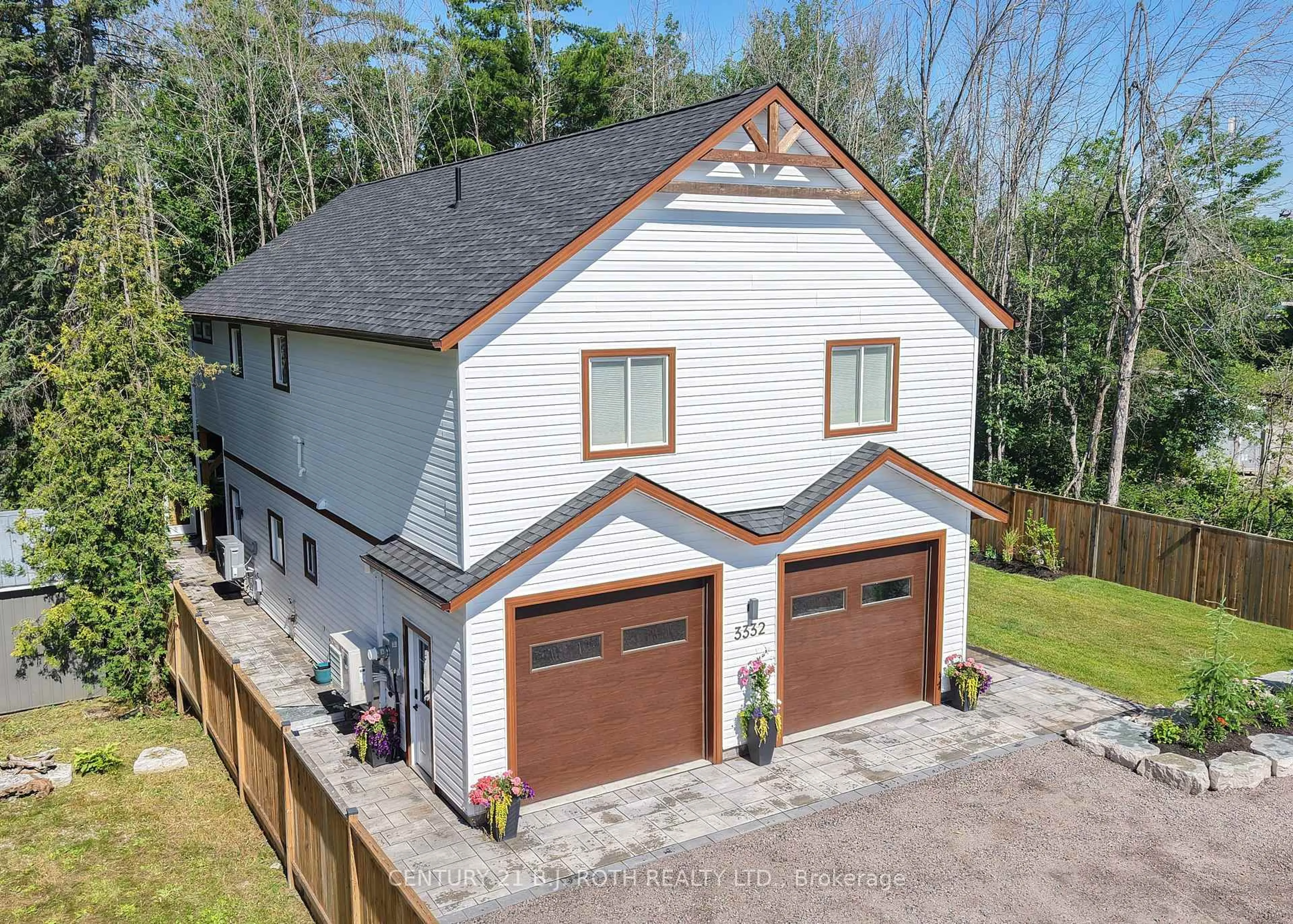 A pic from outside/outdoor area/front of a property/back of a property/a pic from drone, street for 3332 Quetton St, Severn Ontario L0K 2B0