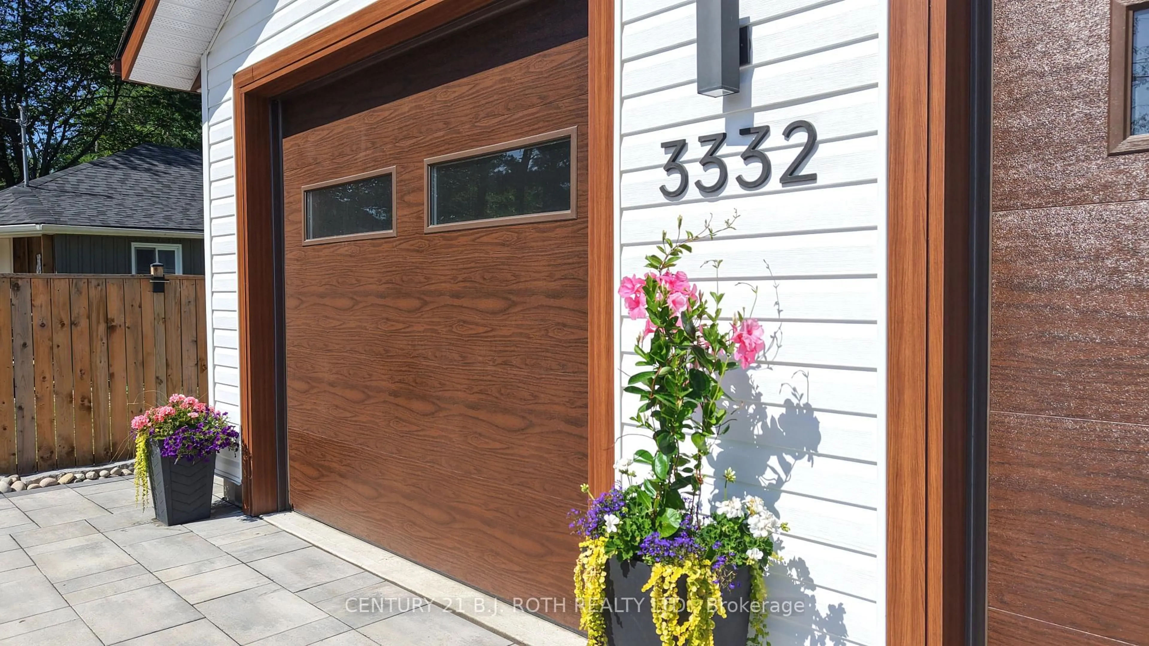 Indoor entryway for 3332 Quetton St, Severn Ontario L0K 2B0