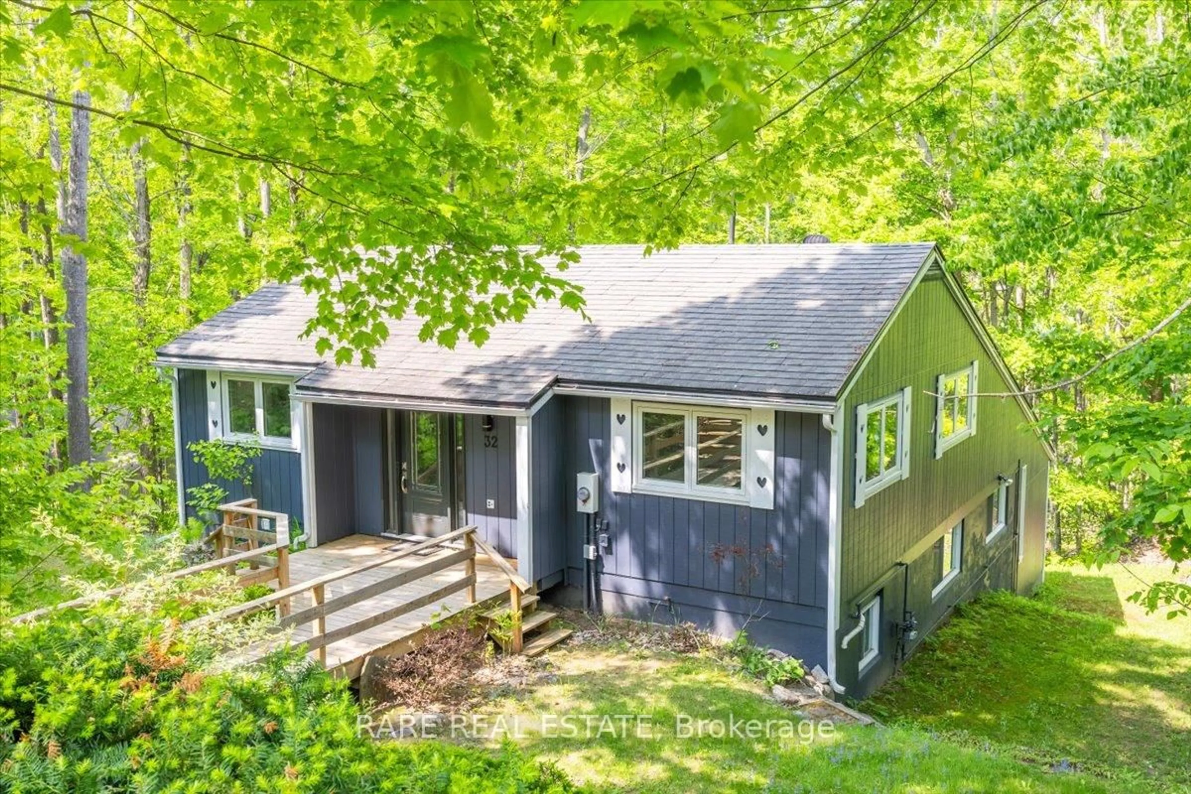 A pic from outside/outdoor area/front of a property/back of a property/a pic from drone, street for 32 Oneida Ave, Oro-Medonte Ontario L0K 1E0
