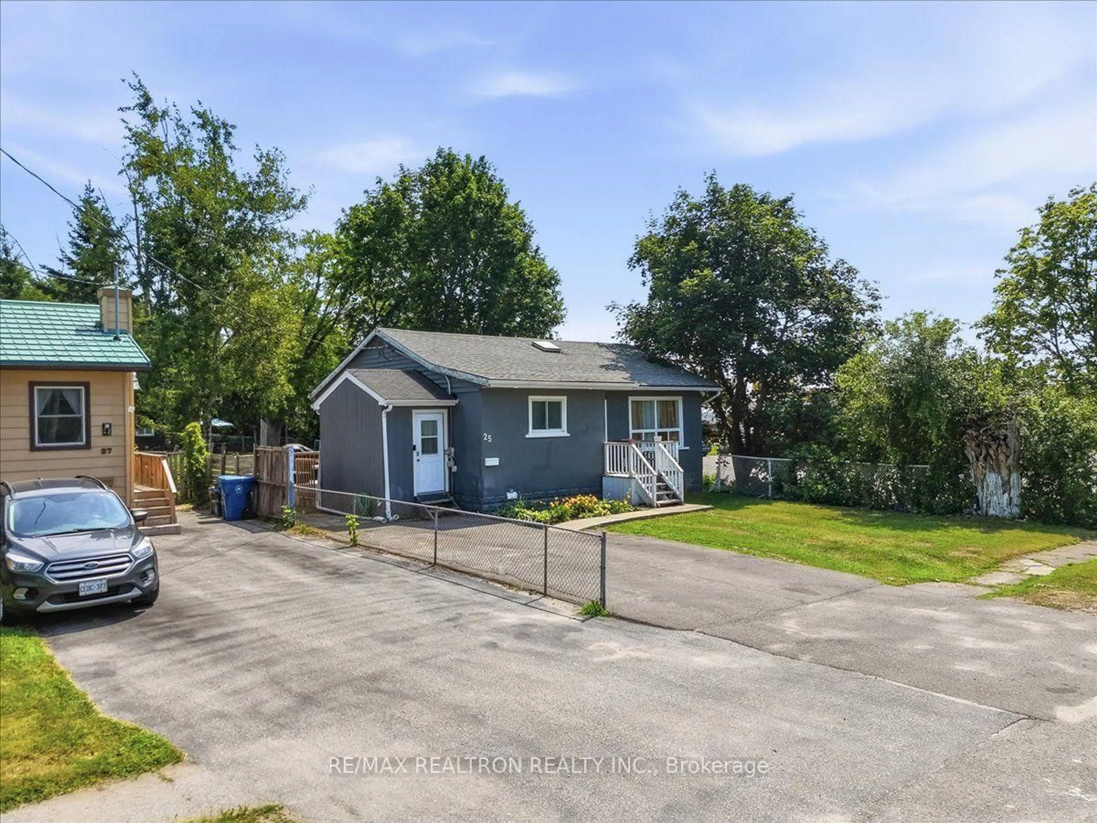A pic from outside/outdoor area/front of a property/back of a property/a pic from drone, street for 25 Simcoe St, Orillia Ontario L3W 1G5