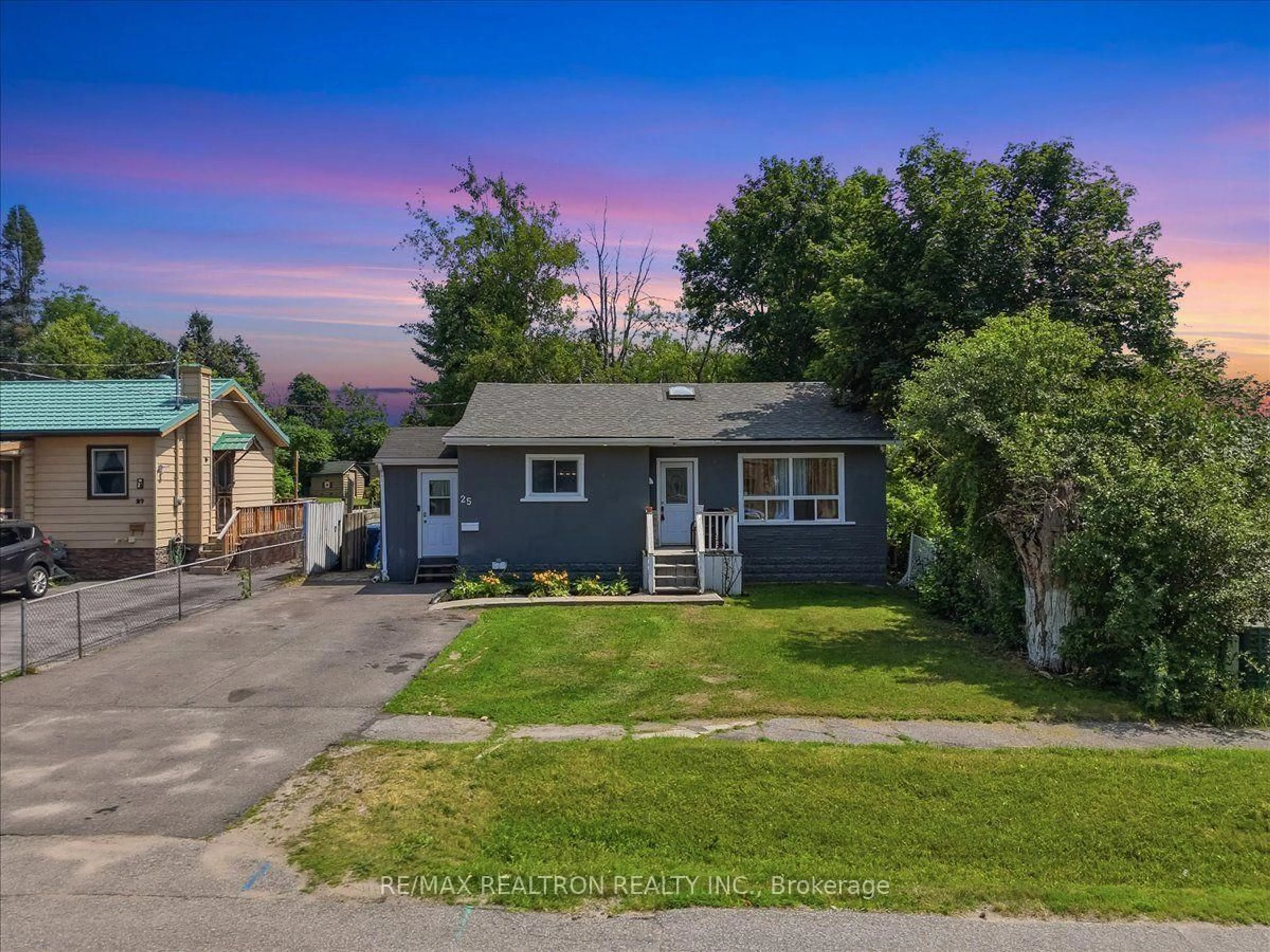 A pic from outside/outdoor area/front of a property/back of a property/a pic from drone, street for 25 Simcoe St, Orillia Ontario L3W 1G5