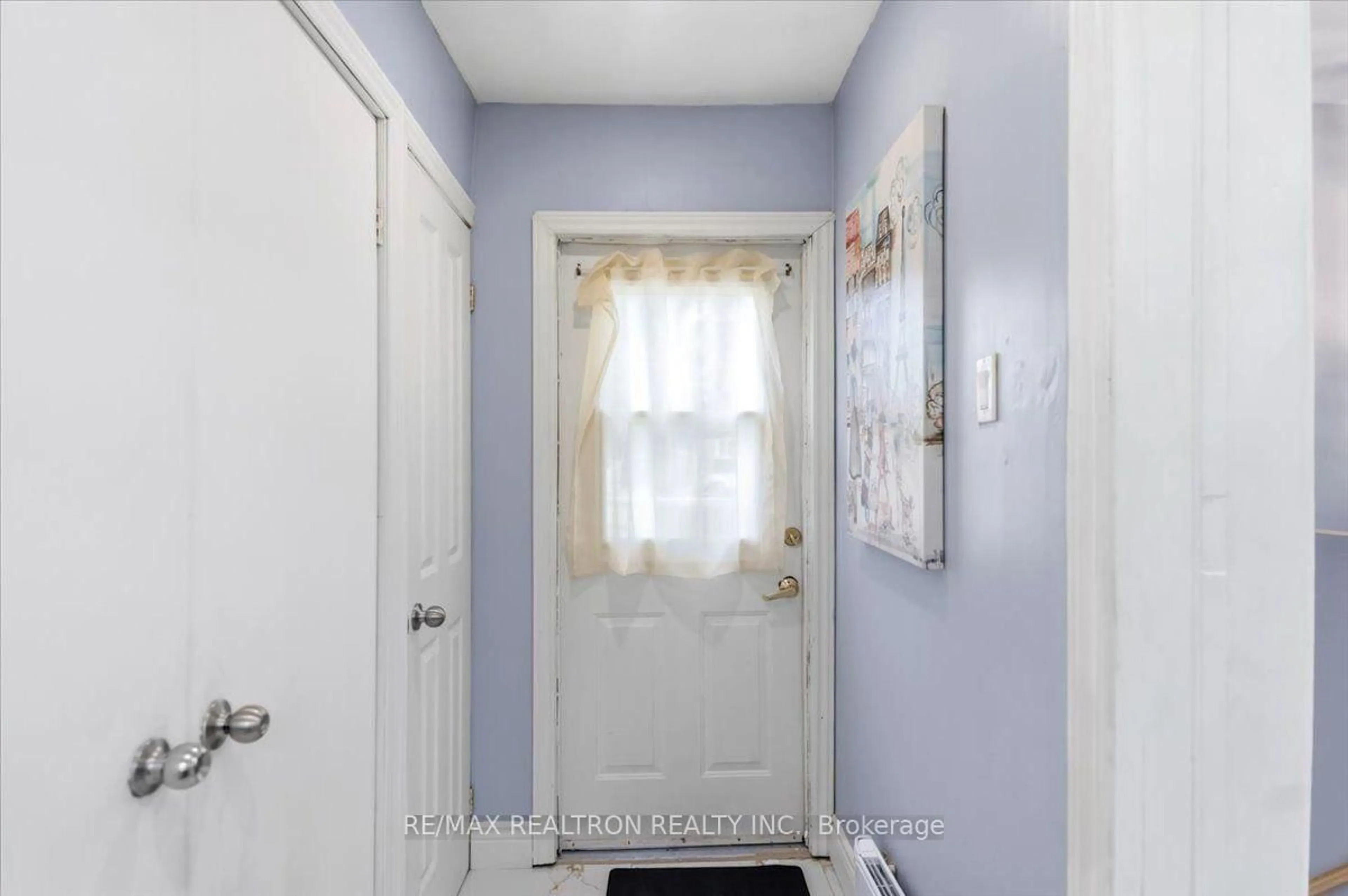 Indoor entryway for 25 Simcoe St, Orillia Ontario L3W 1G5
