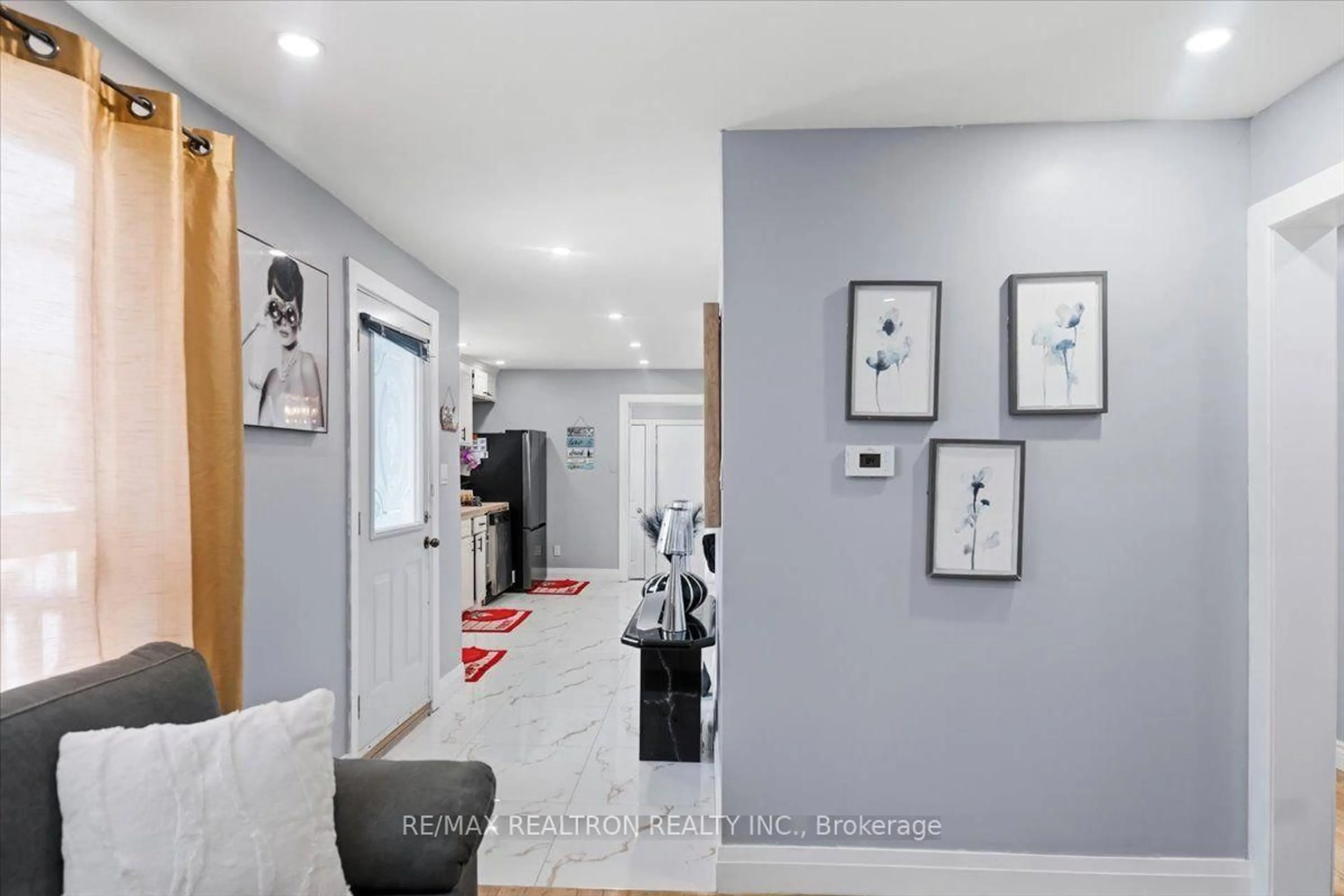 Indoor entryway for 25 Simcoe St, Orillia Ontario L3W 1G5