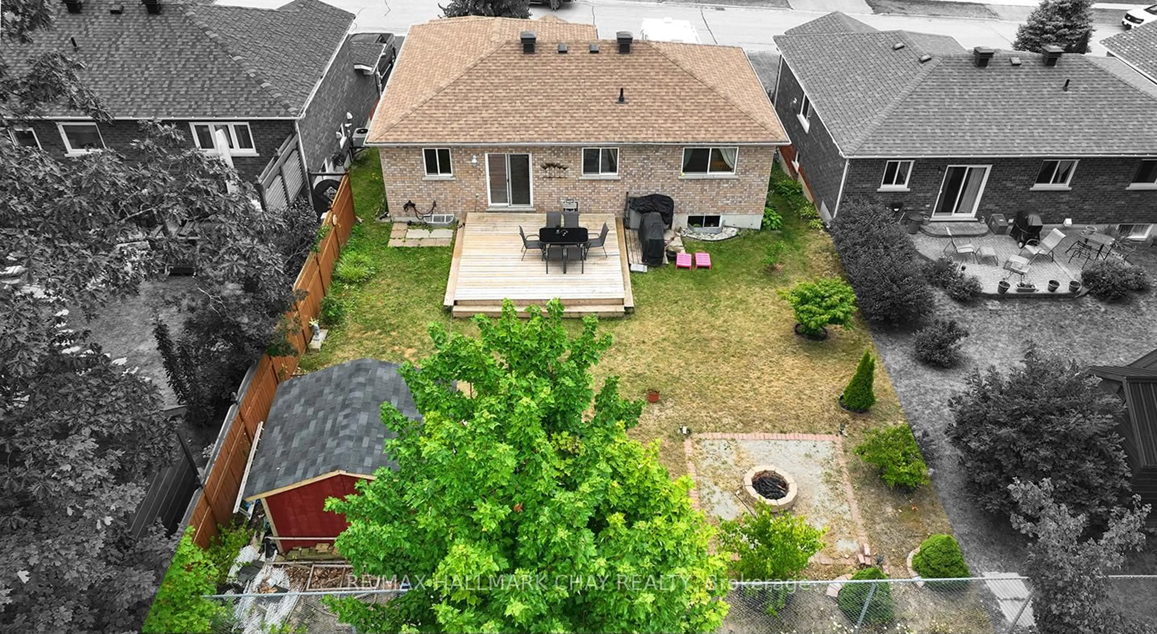 A pic from outside/outdoor area/front of a property/back of a property/a pic from drone, street for 139 WAWINET St, Midland Ontario L4R 5A9