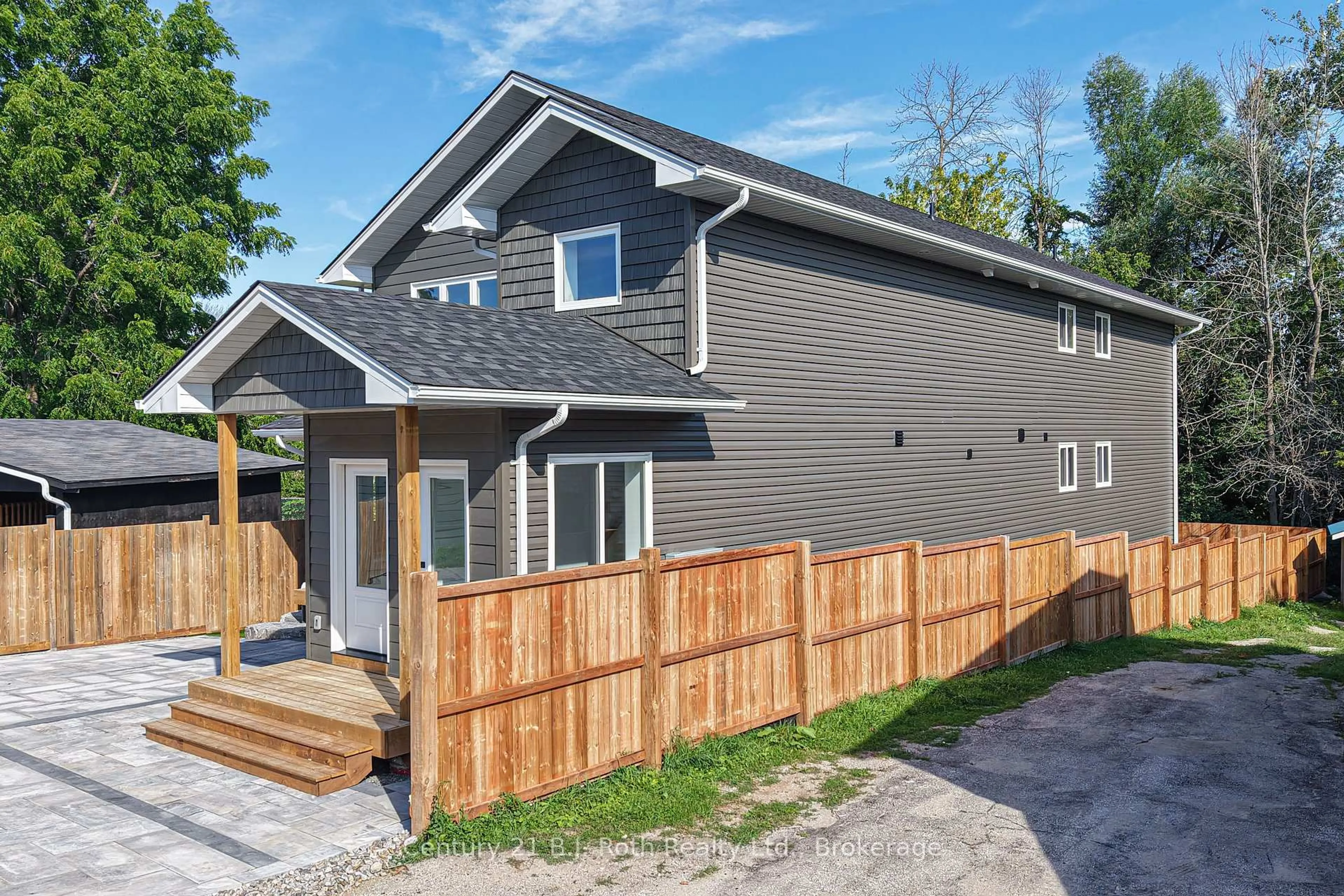 Home with vinyl exterior material, street for 165 Barrie Rd, Orillia Ontario L3V 2P6