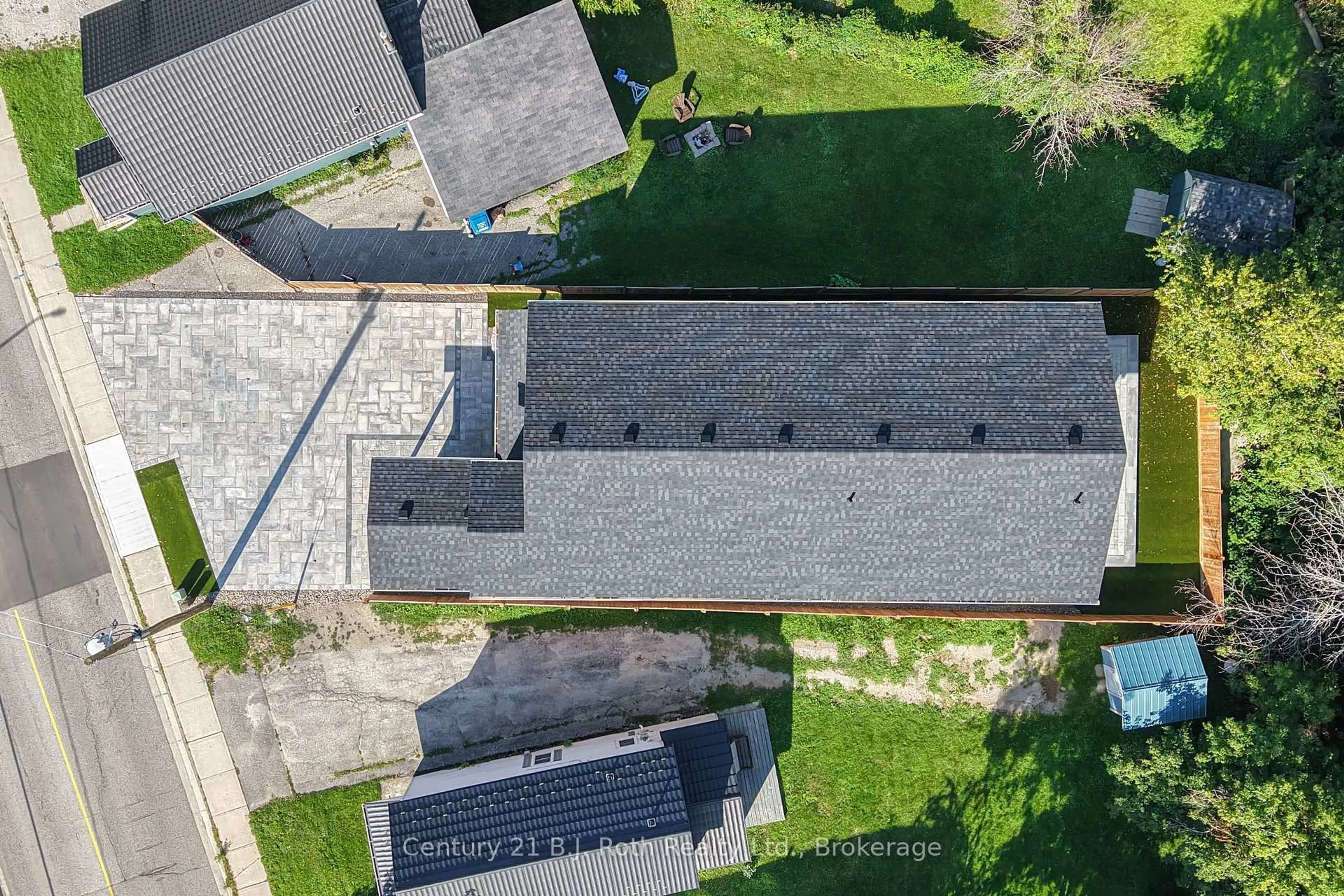 A pic from outside/outdoor area/front of a property/back of a property/a pic from drone, street for 165 Barrie Rd, Orillia Ontario L3V 2P6