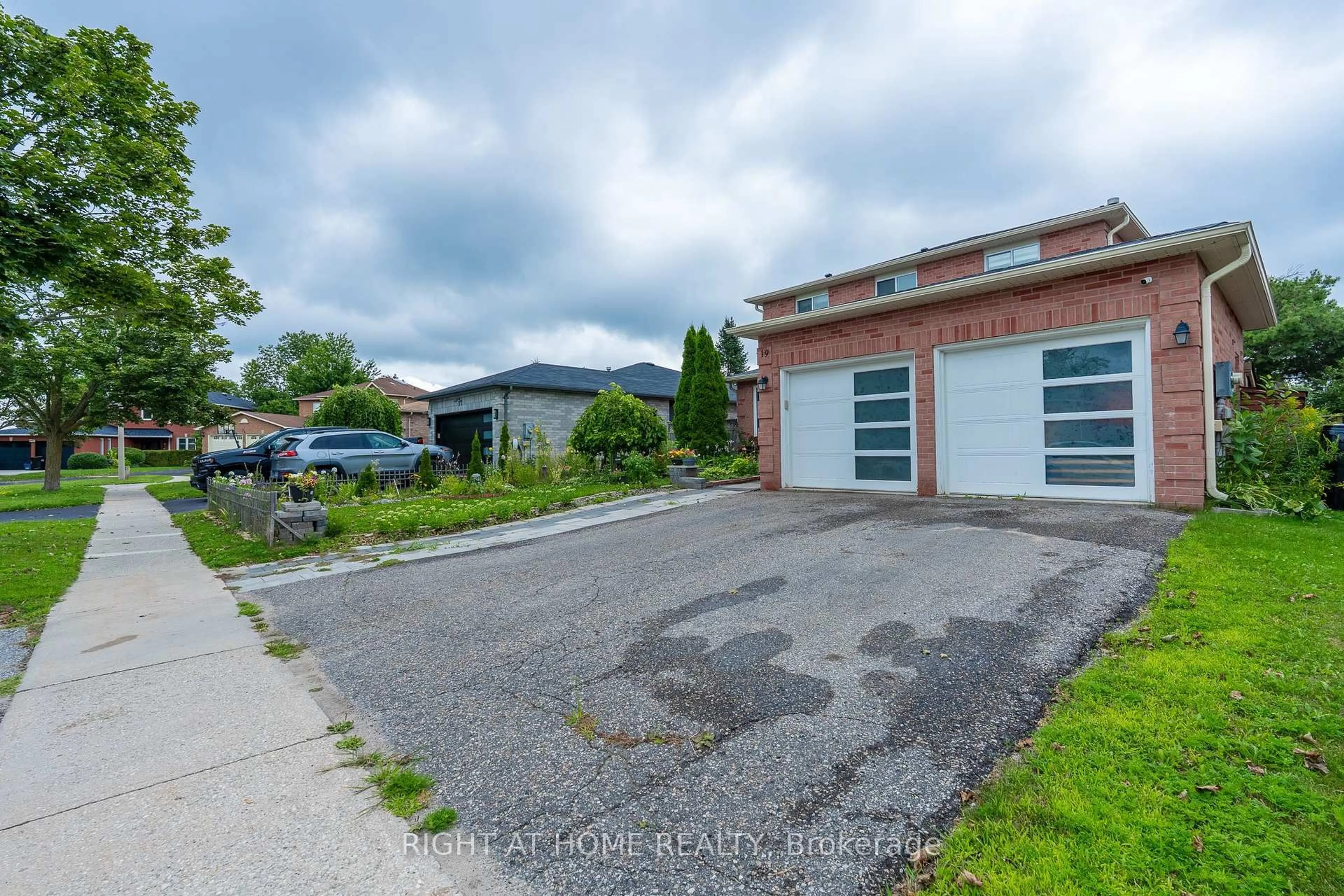 A pic from outside/outdoor area/front of a property/back of a property/a pic from drone, street for 19 Cardinal St, Barrie Ontario L4M 6C8