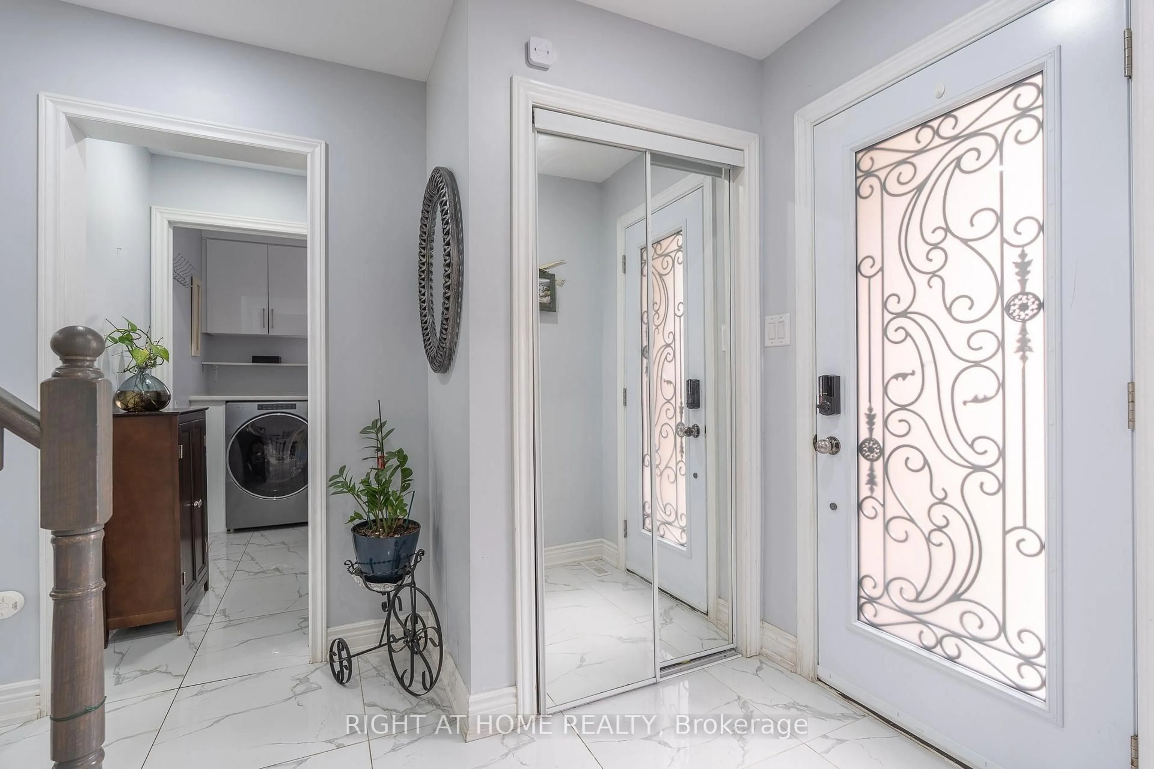 Indoor entryway for 19 Cardinal St, Barrie Ontario L4M 6C8