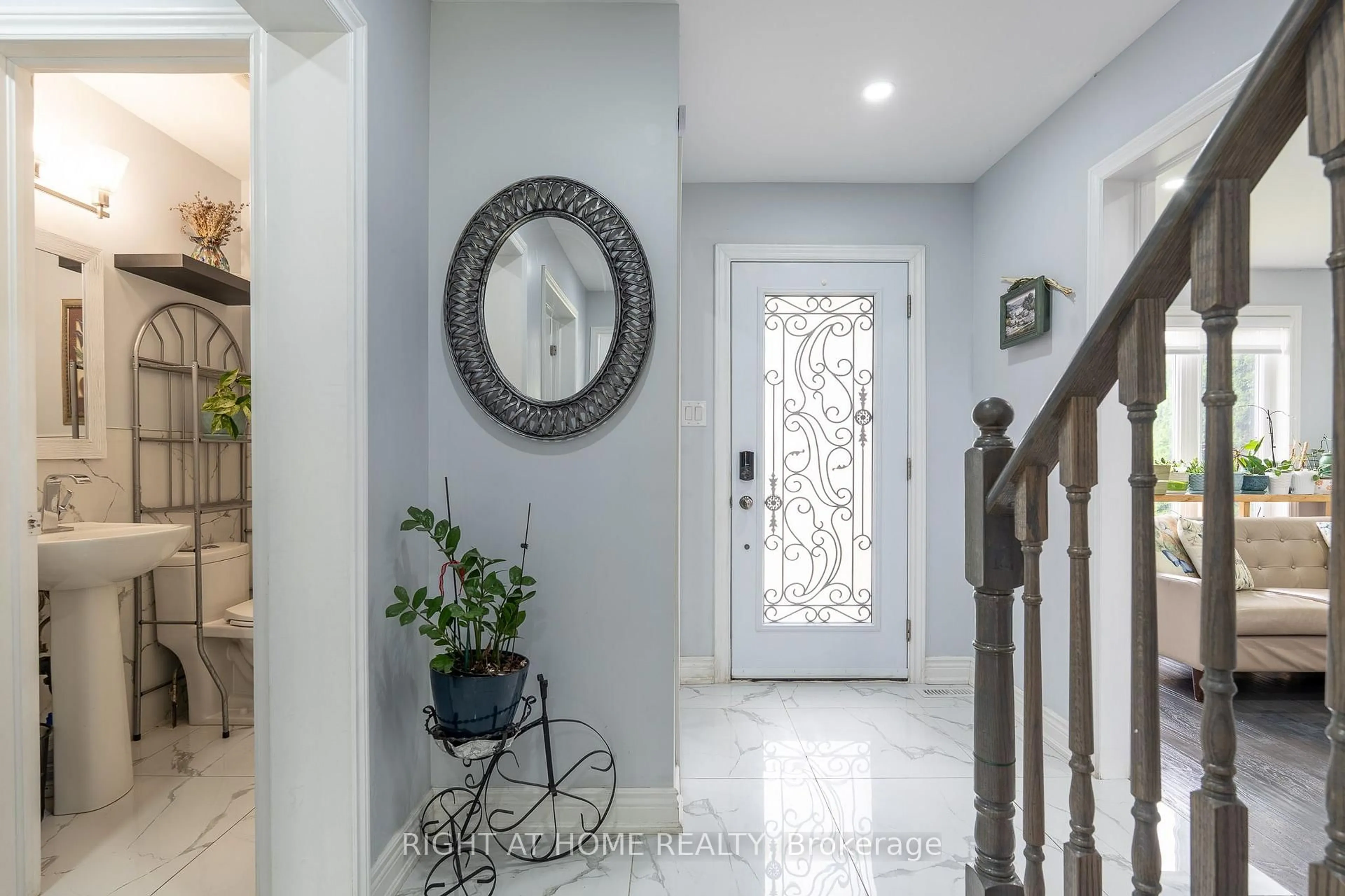 Indoor entryway for 19 Cardinal St, Barrie Ontario L4M 6C8