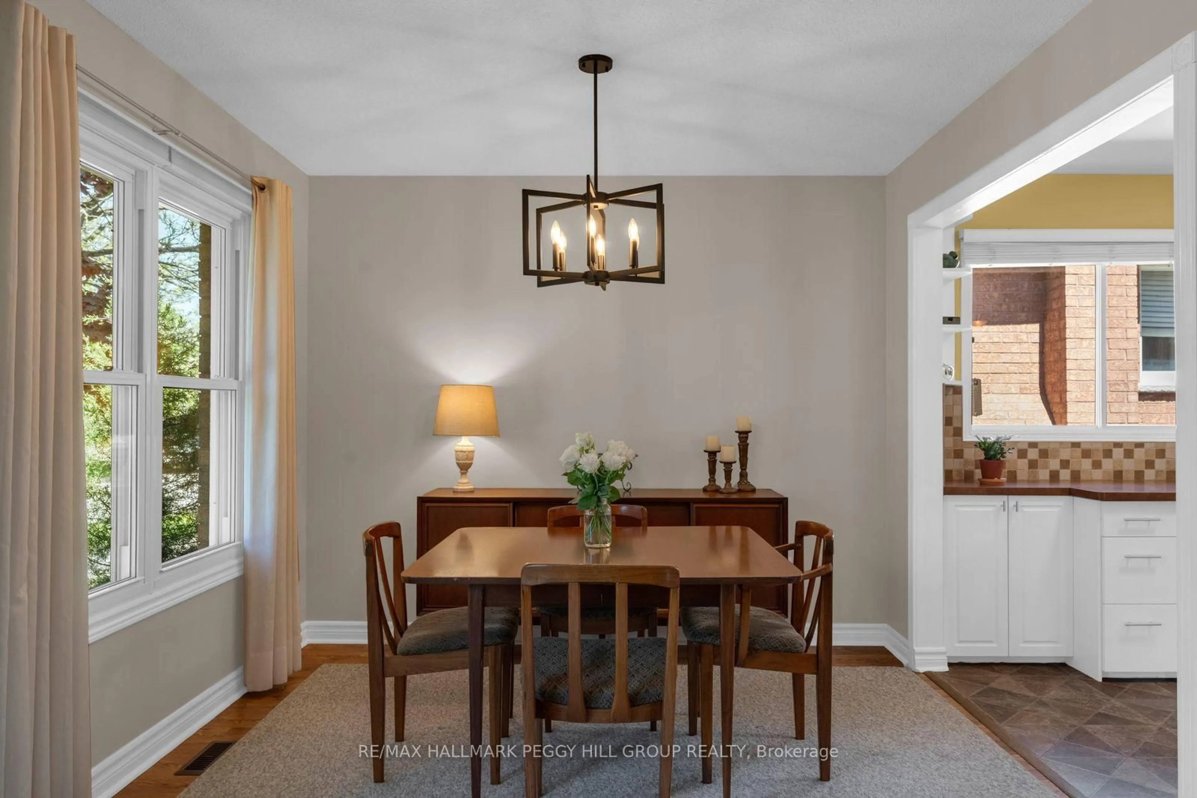 Dining room, wood/laminate floor for 5 Barwick Dr, Barrie Ontario L4N 6Z7
