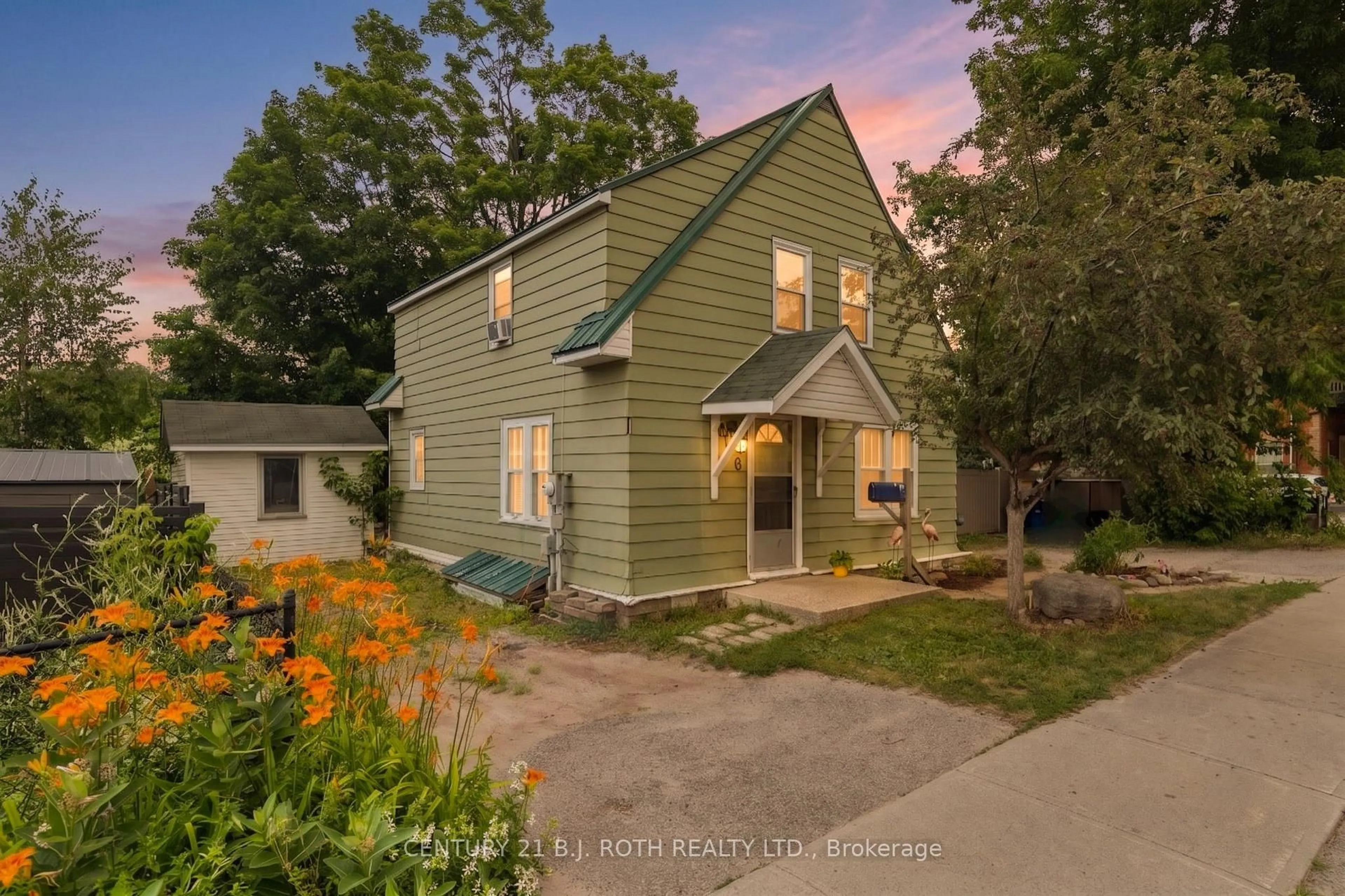 A pic from outside/outdoor area/front of a property/back of a property/a pic from drone, street for 356 West St, Orillia Ontario L3V 5E4