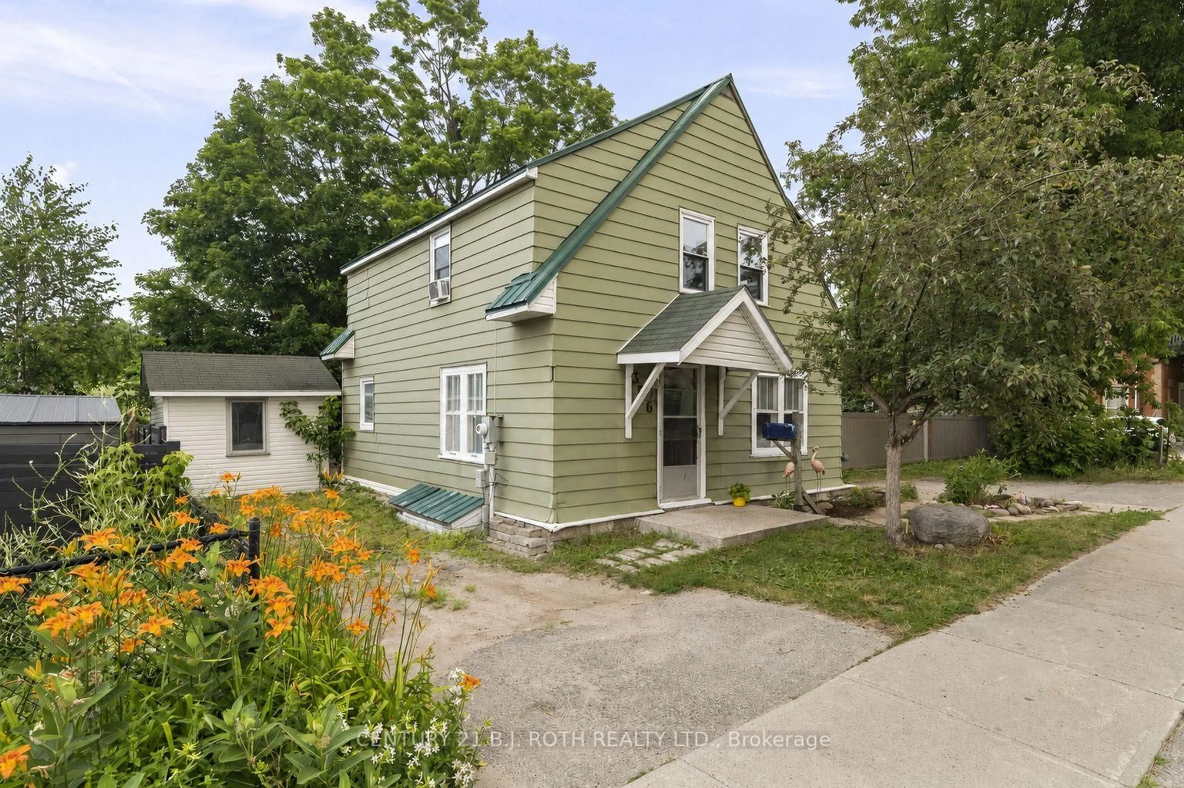Home with vinyl exterior material, street for 356 West St, Orillia Ontario L3V 5E4