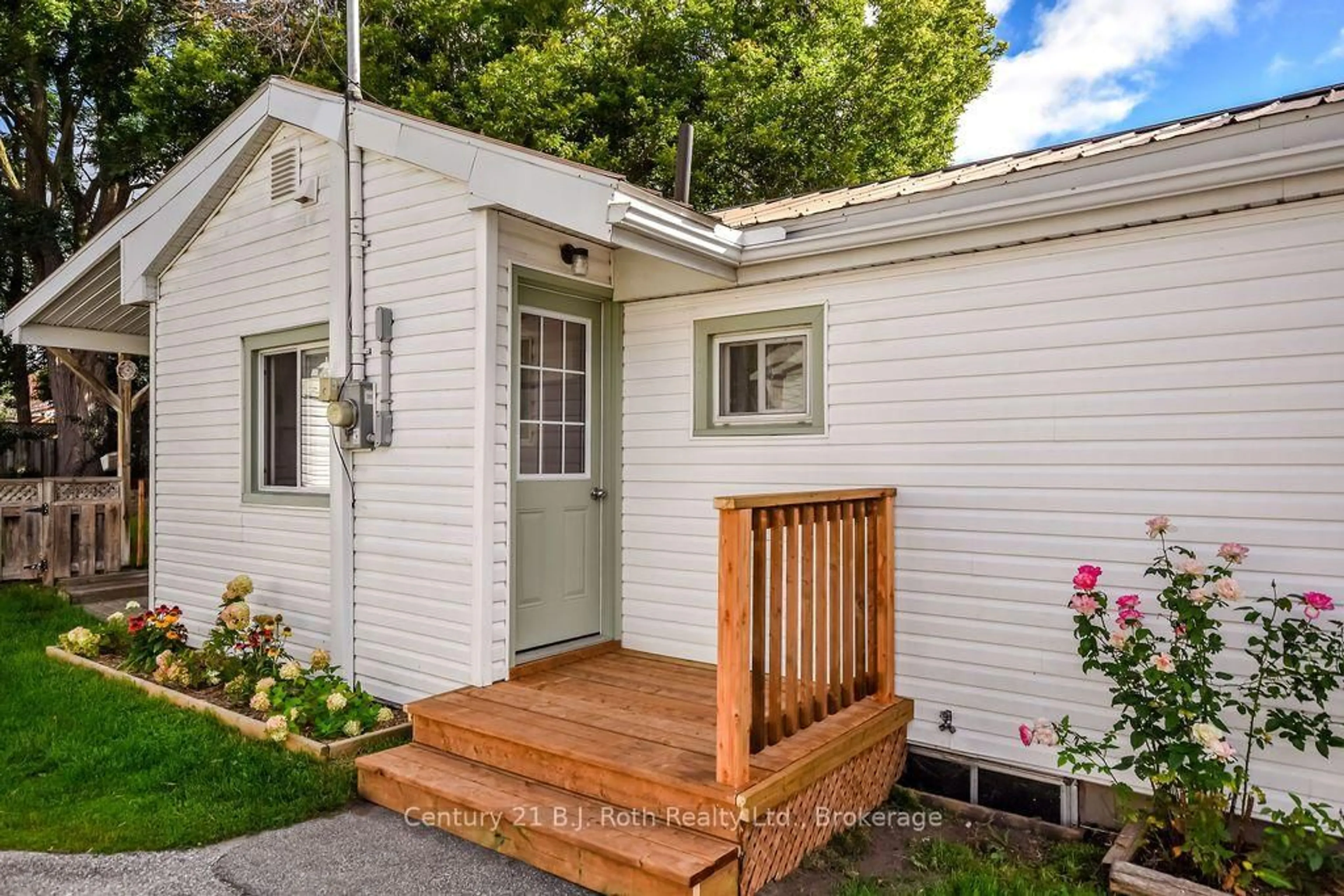 Home with vinyl exterior material, street for 218 James St, Orillia Ontario L3V 1L9