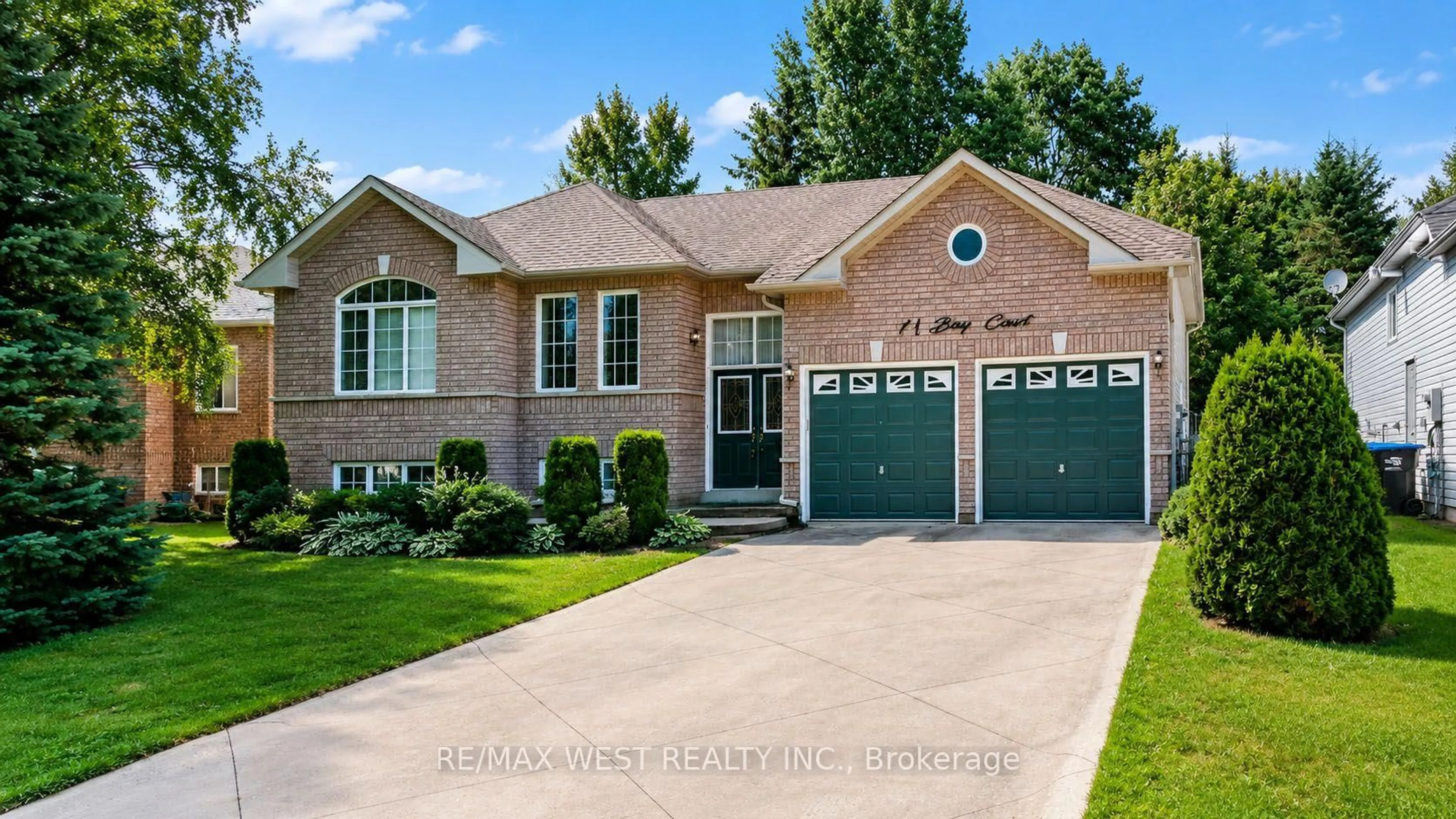 Home with brick exterior material, street for 11 Bay Crt, Wasaga Beach Ontario L9Z 1P7