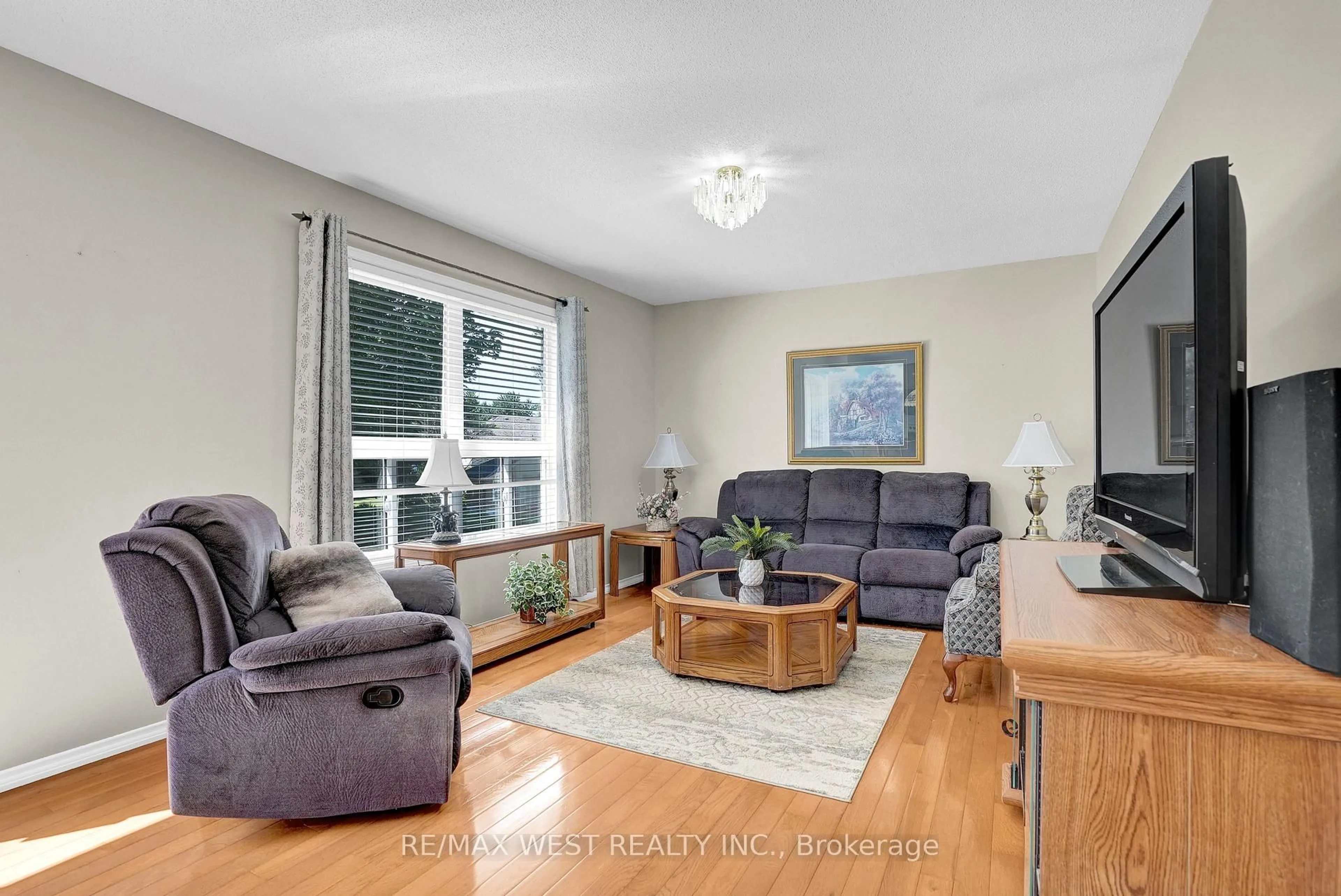 Living room with furniture, unknown for 11 Bay Crt, Wasaga Beach Ontario L9Z 1P7