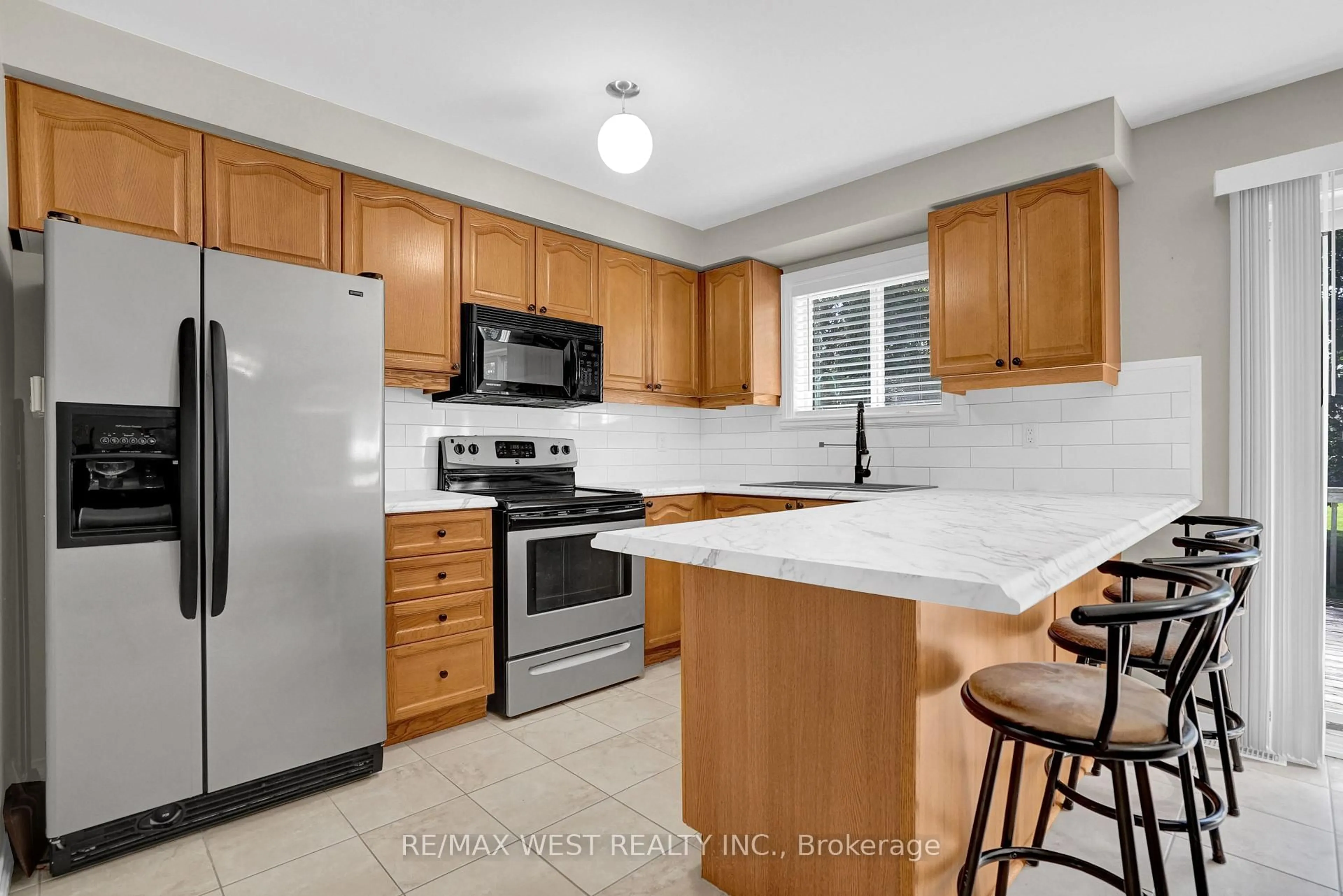 Standard kitchen, unknown for 11 Bay Crt, Wasaga Beach Ontario L9Z 1P7