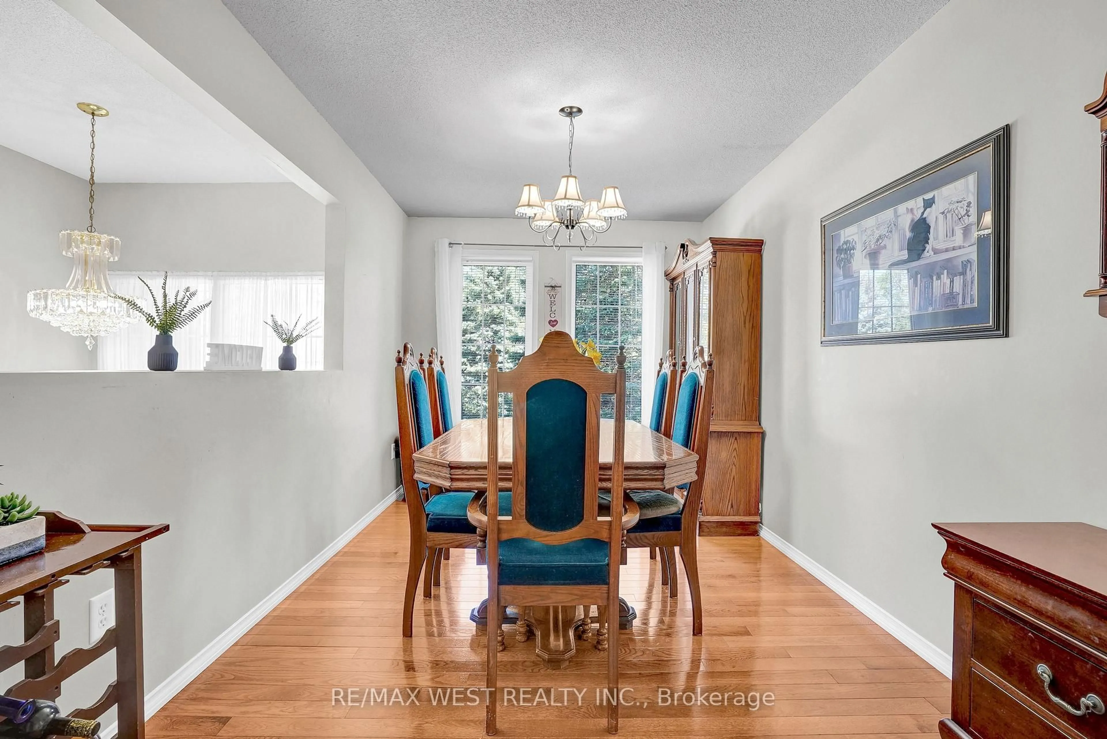 Dining room, wood/laminate floor for 11 Bay Crt, Wasaga Beach Ontario L9Z 1P7