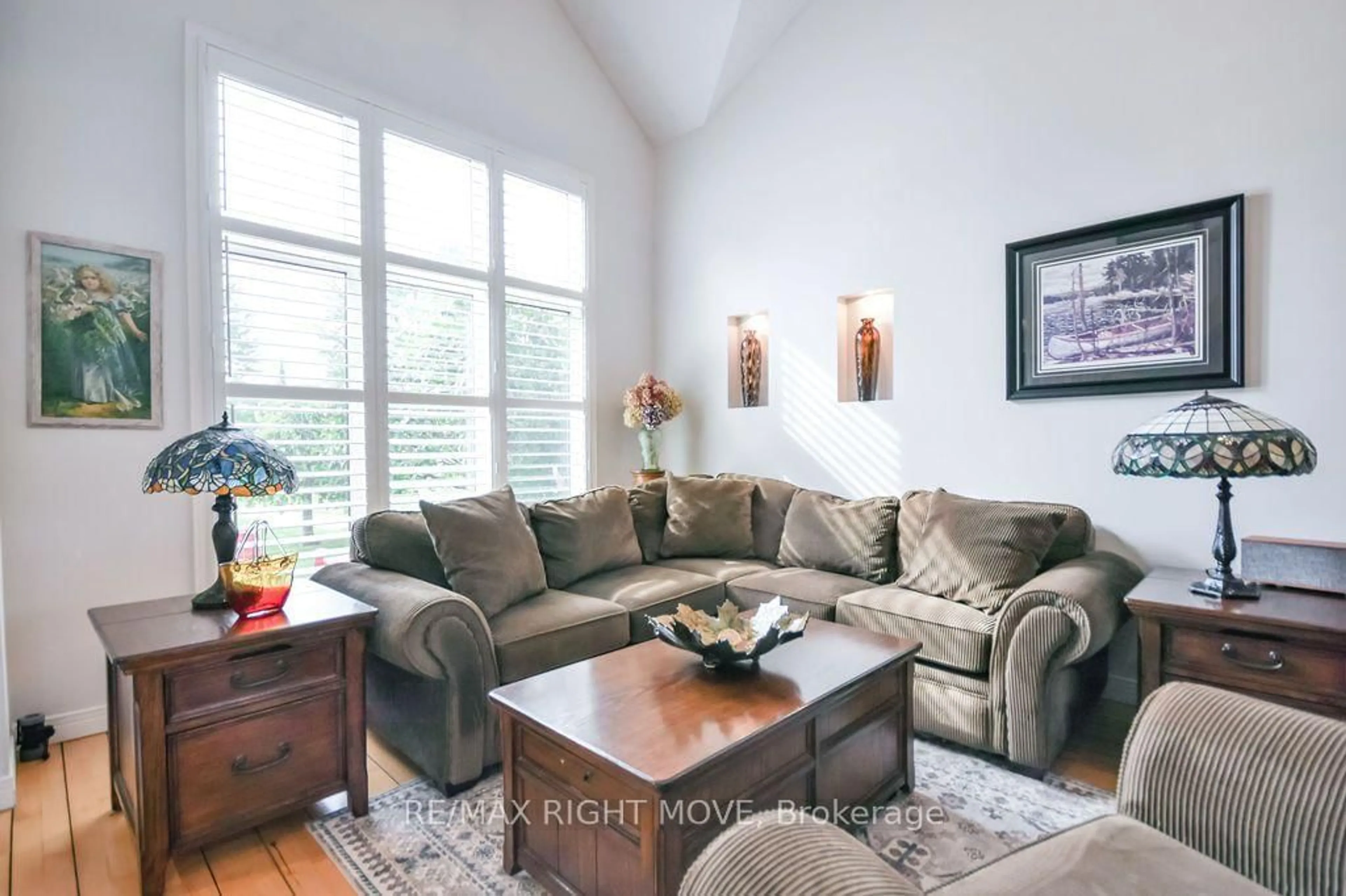 Living room with furniture, wood/laminate floor for 2640 WESTSHORE Cres, Severn Ontario L3V 0V8