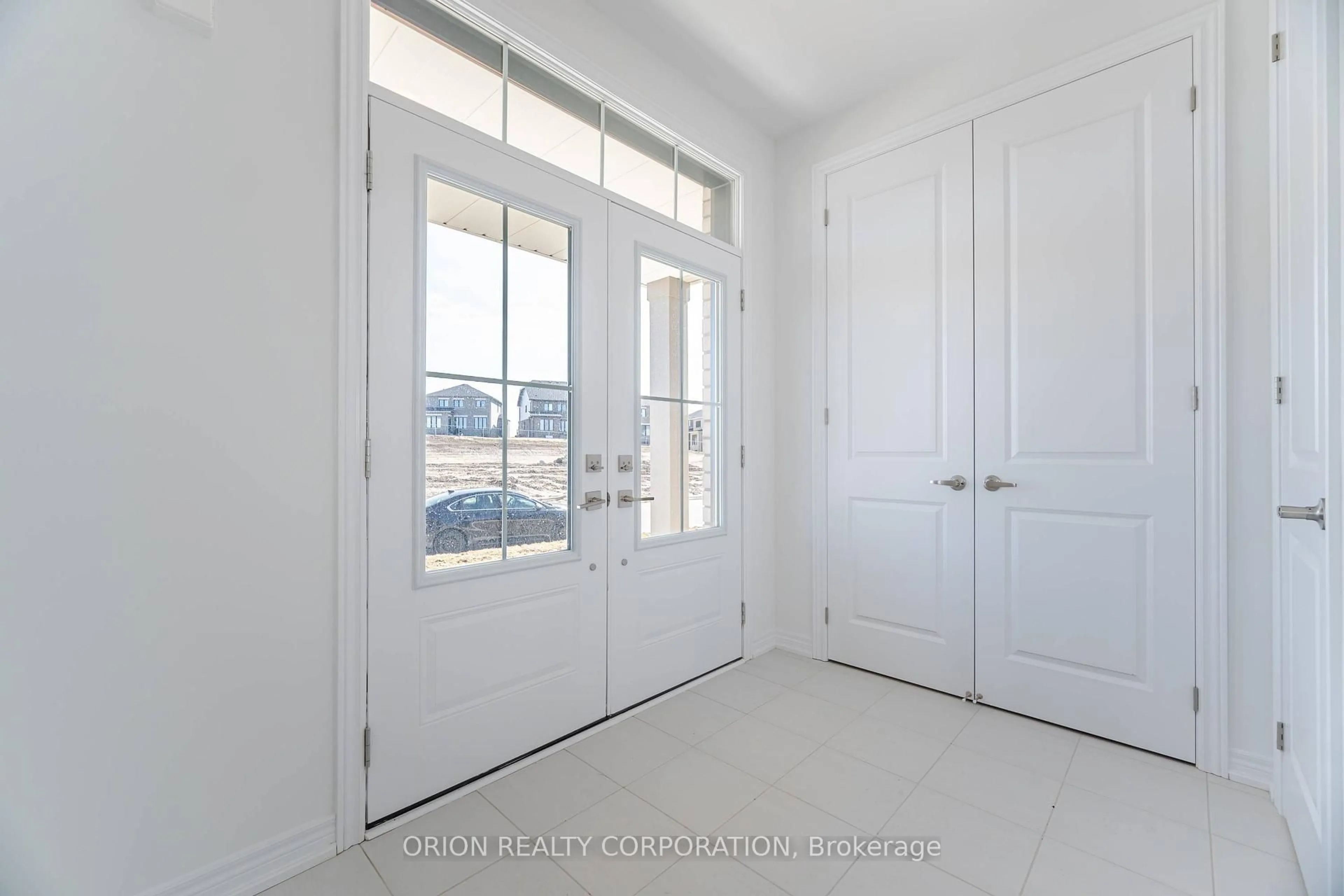 Indoor entryway for 122 Thicketwood Ave, Barrie Ontario L9J 0W8