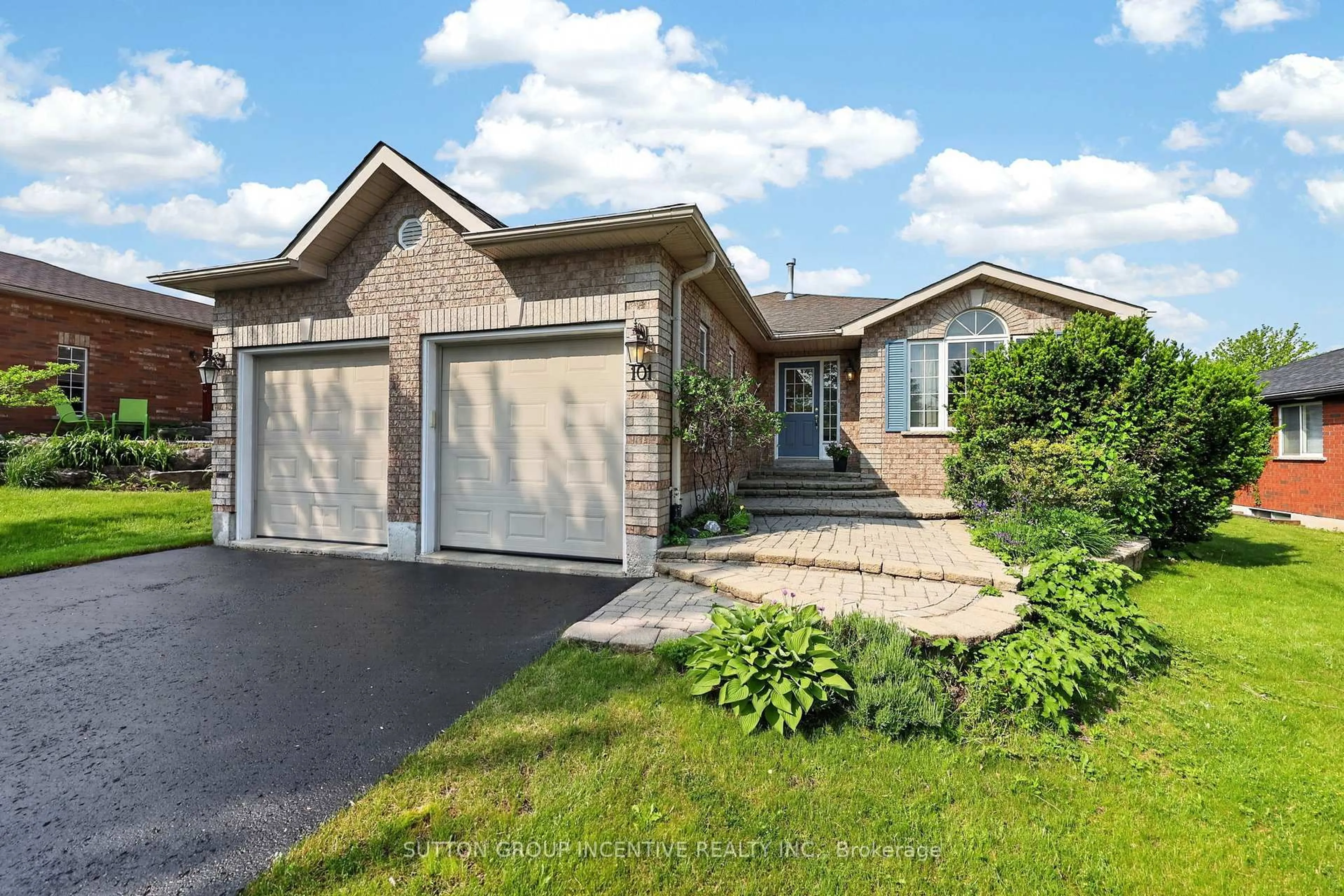 Home with brick exterior material, street for 101 Lion's Gate Blvd, Barrie Ontario L4M 7E5