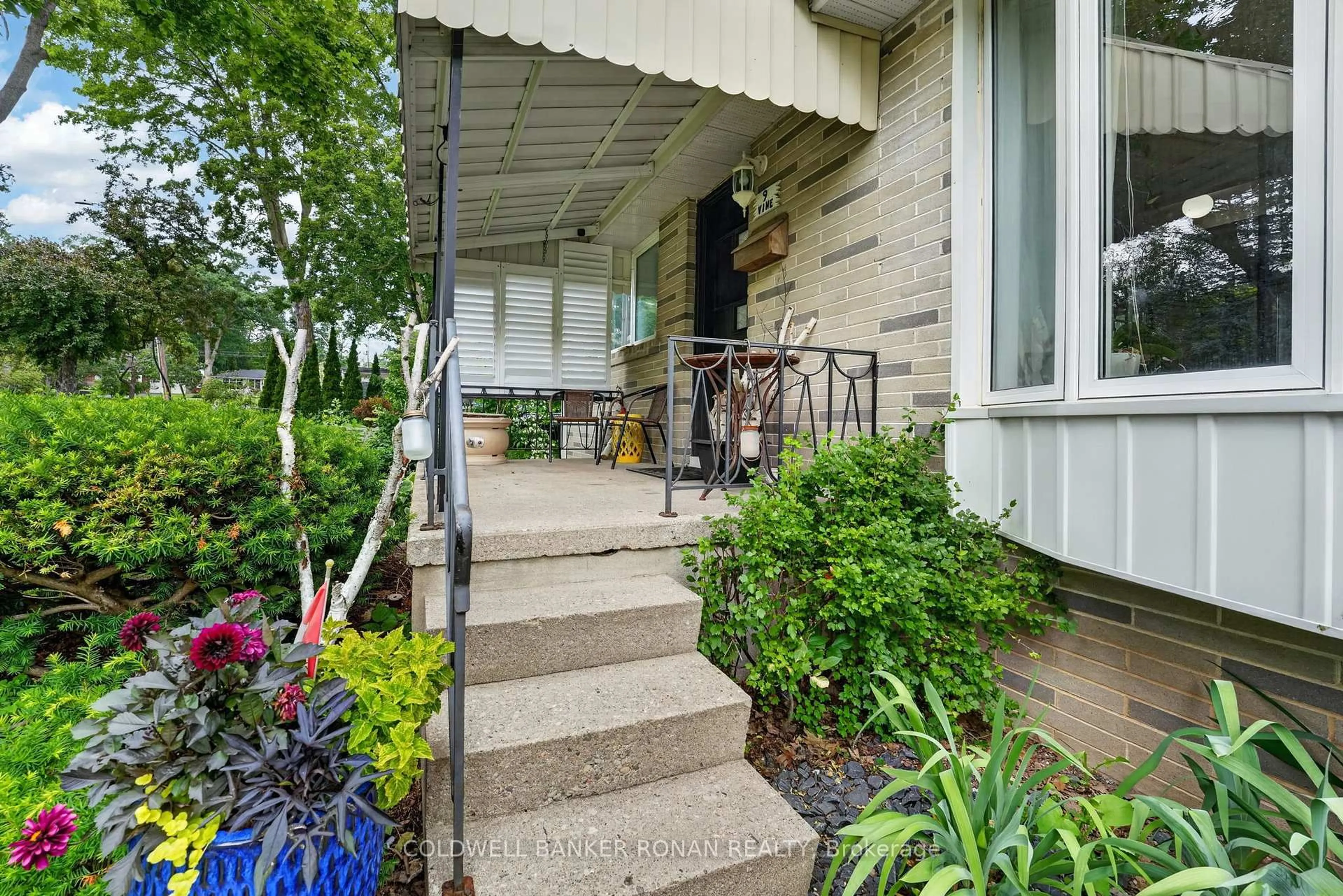 Patio, street for 9 Vine St, Barrie Ontario L4N 2B1