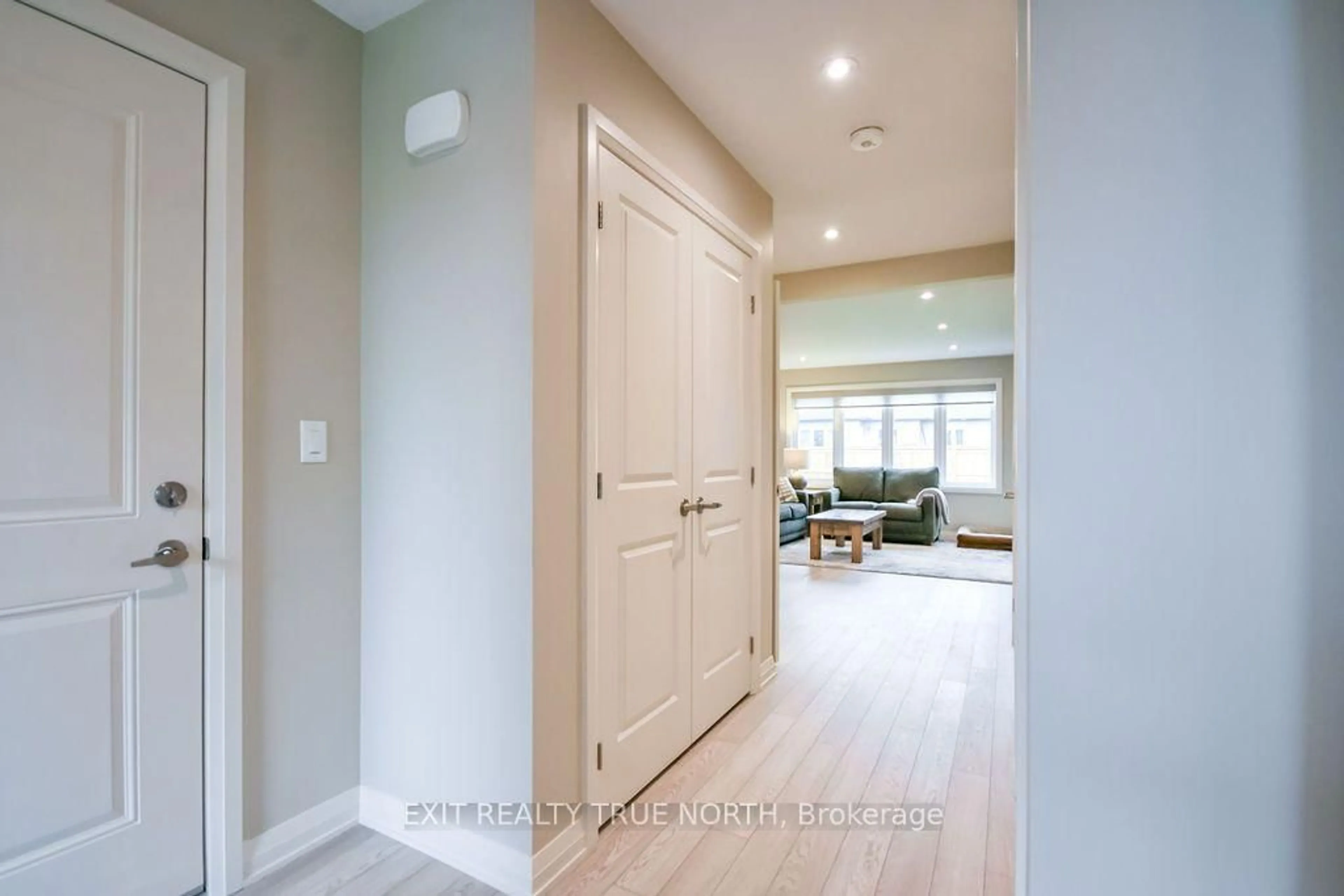 Indoor entryway for 51 Harold Ave, Severn Ontario L0K 1E0