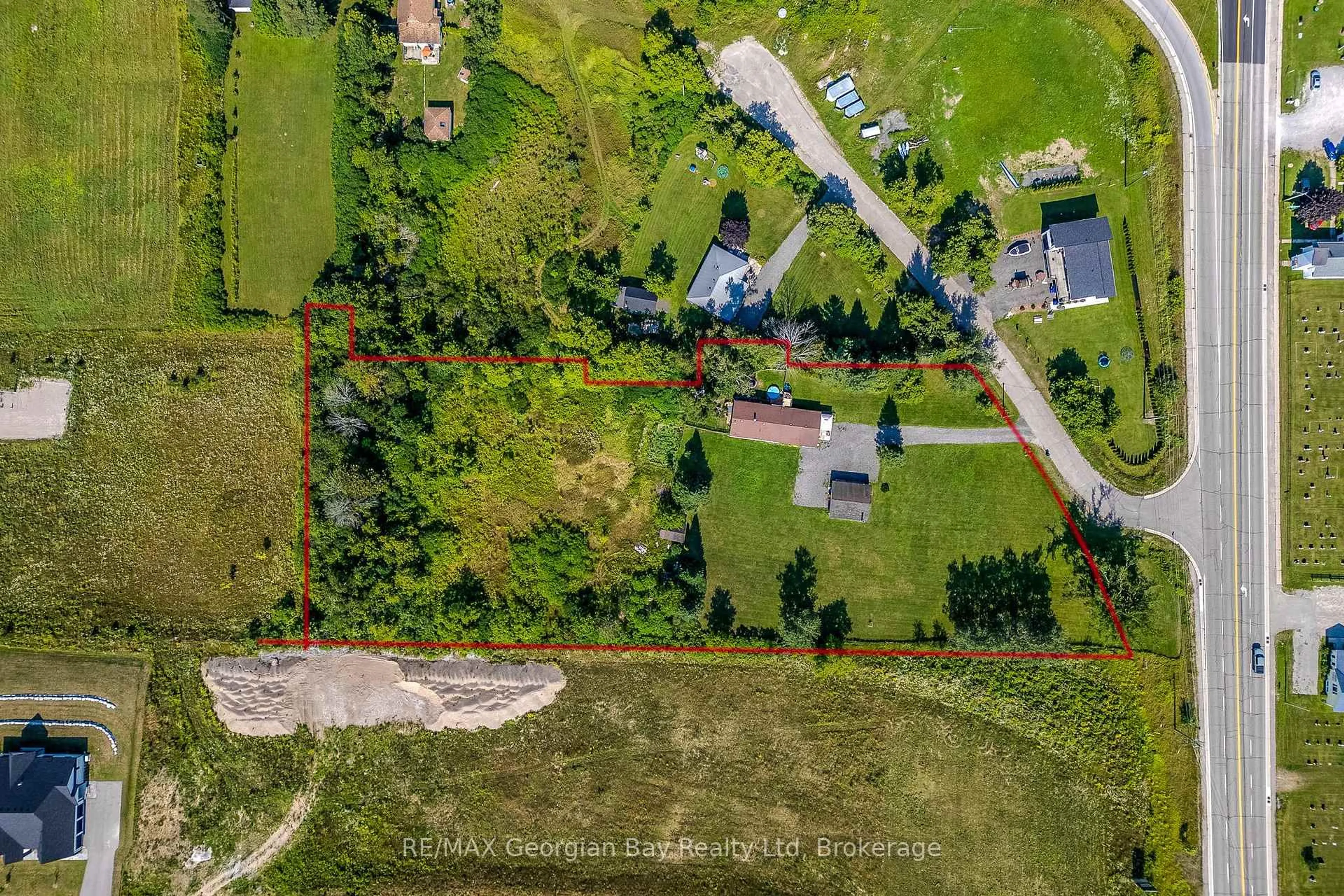A pic from outside/outdoor area/front of a property/back of a property/a pic from drone, unknown for 1046 Henry St, Tay Ontario L0L 1P0