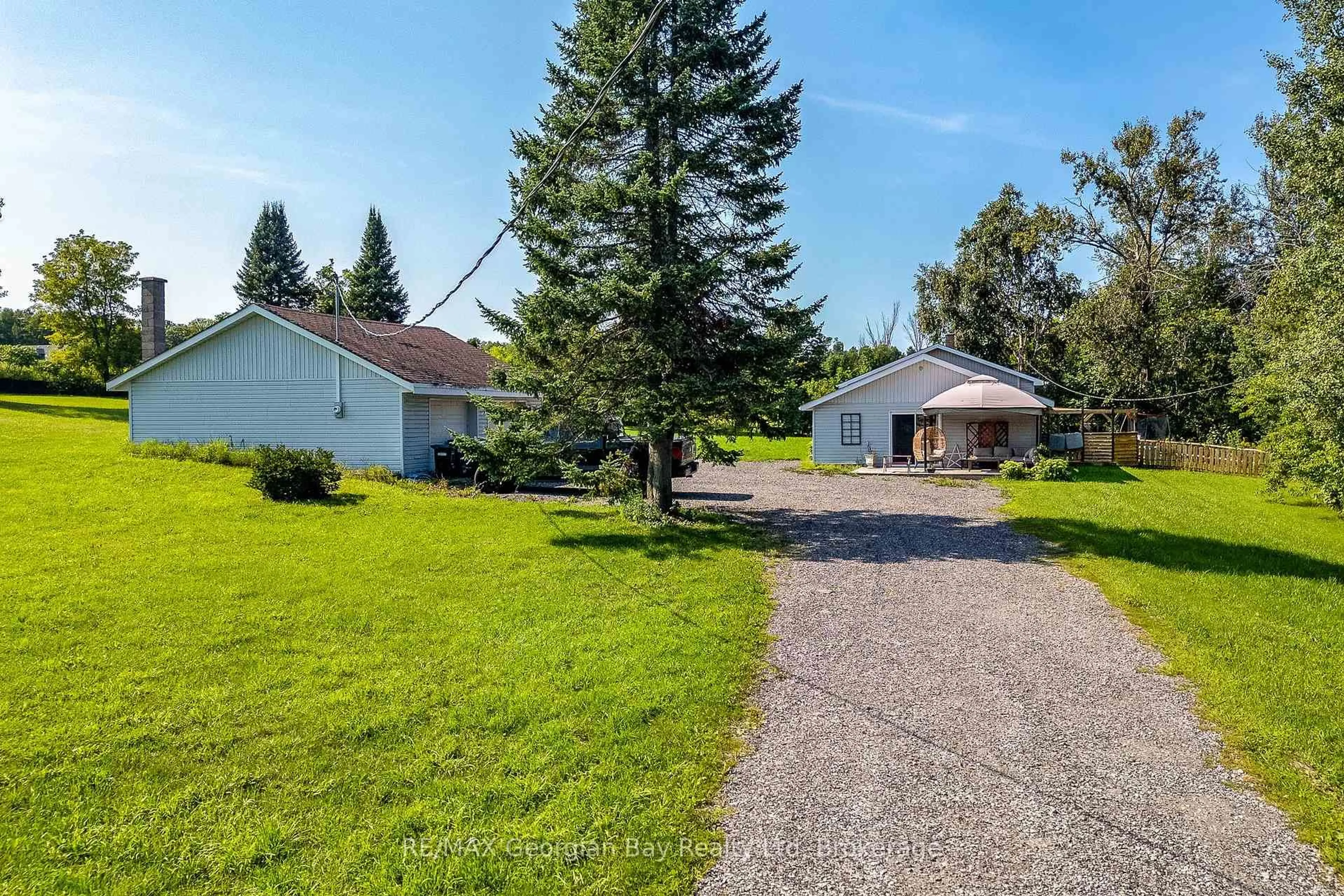 A pic from outside/outdoor area/front of a property/back of a property/a pic from drone, unknown for 1046 Henry St, Tay Ontario L0L 1P0