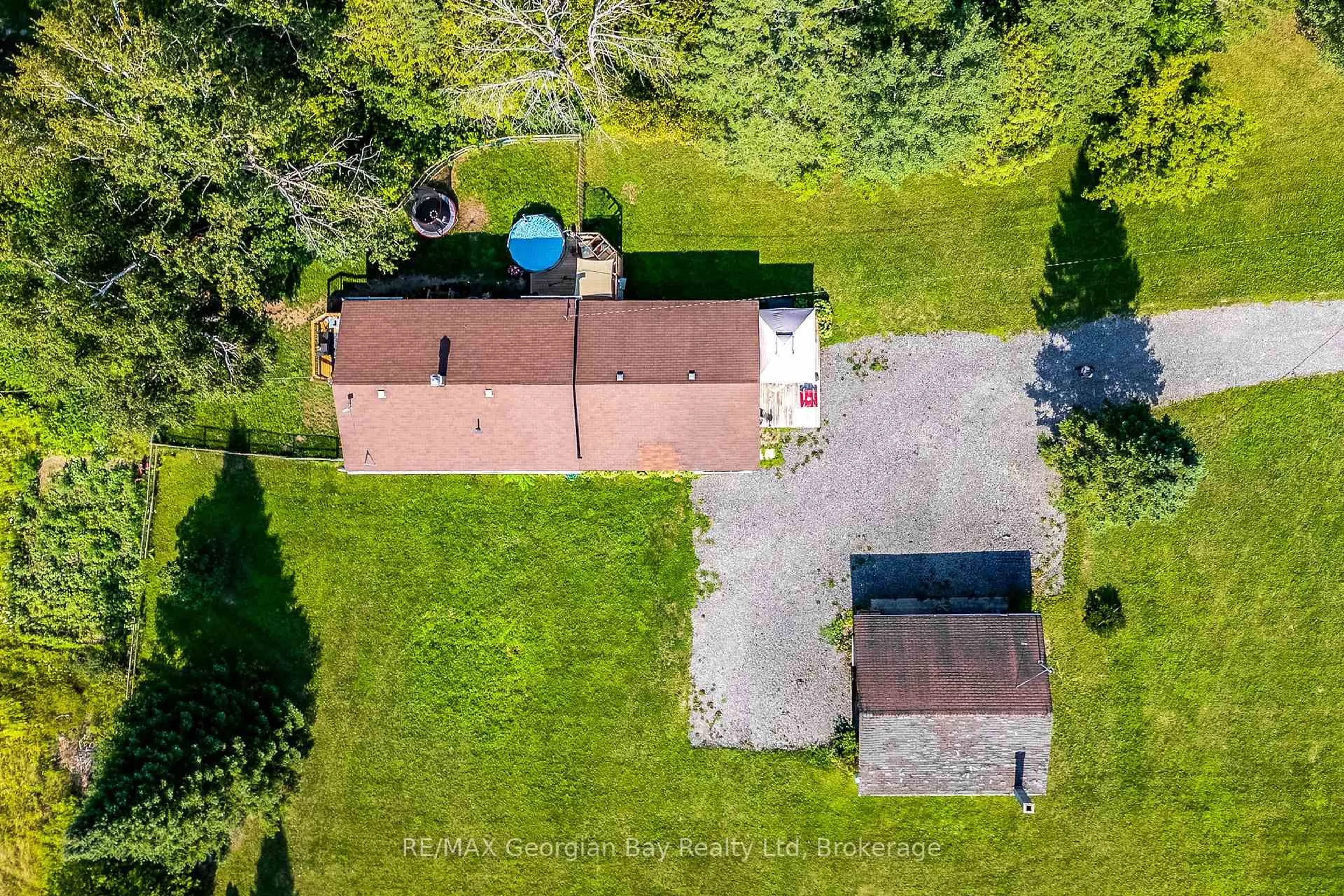 A pic from outside/outdoor area/front of a property/back of a property/a pic from drone, street for 1046 Henry St, Tay Ontario L0L 1P0