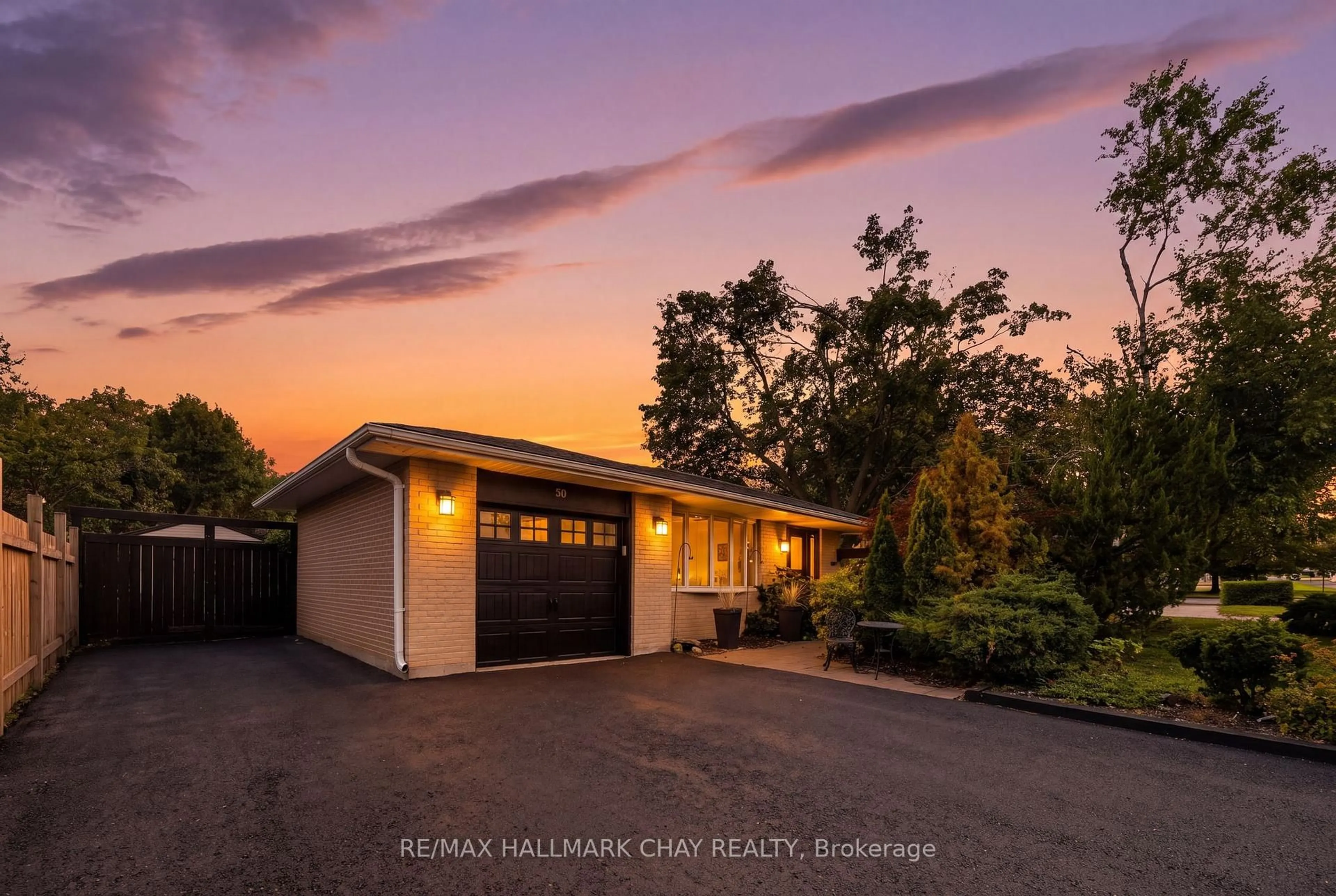 A pic from outside/outdoor area/front of a property/back of a property/a pic from drone, street for 30 Harding Ave, Barrie Ontario L4M 3K2