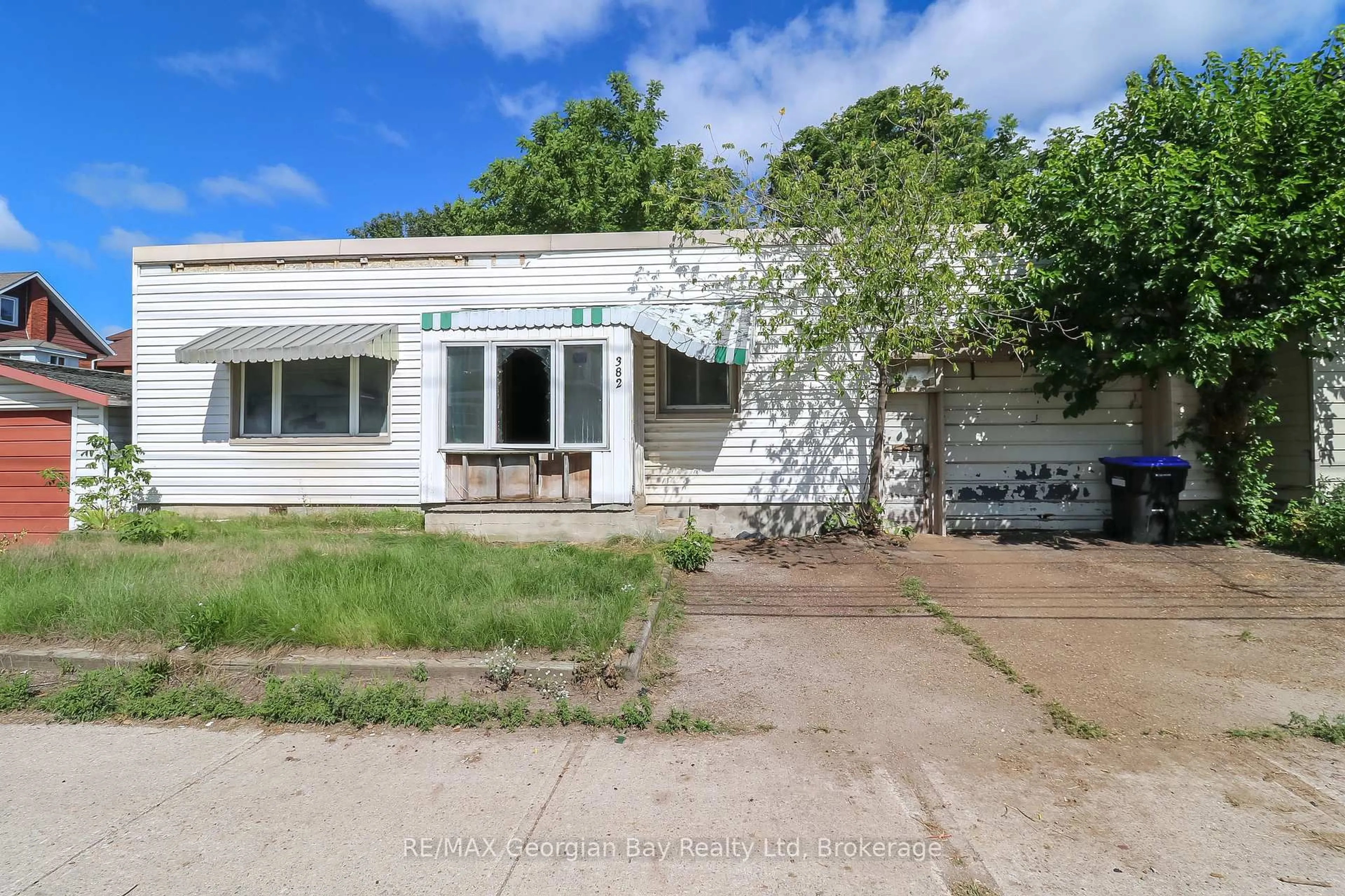 A pic from outside/outdoor area/front of a property/back of a property/a pic from drone, street for 382 Yonge St, Midland Ontario L4R 2B6
