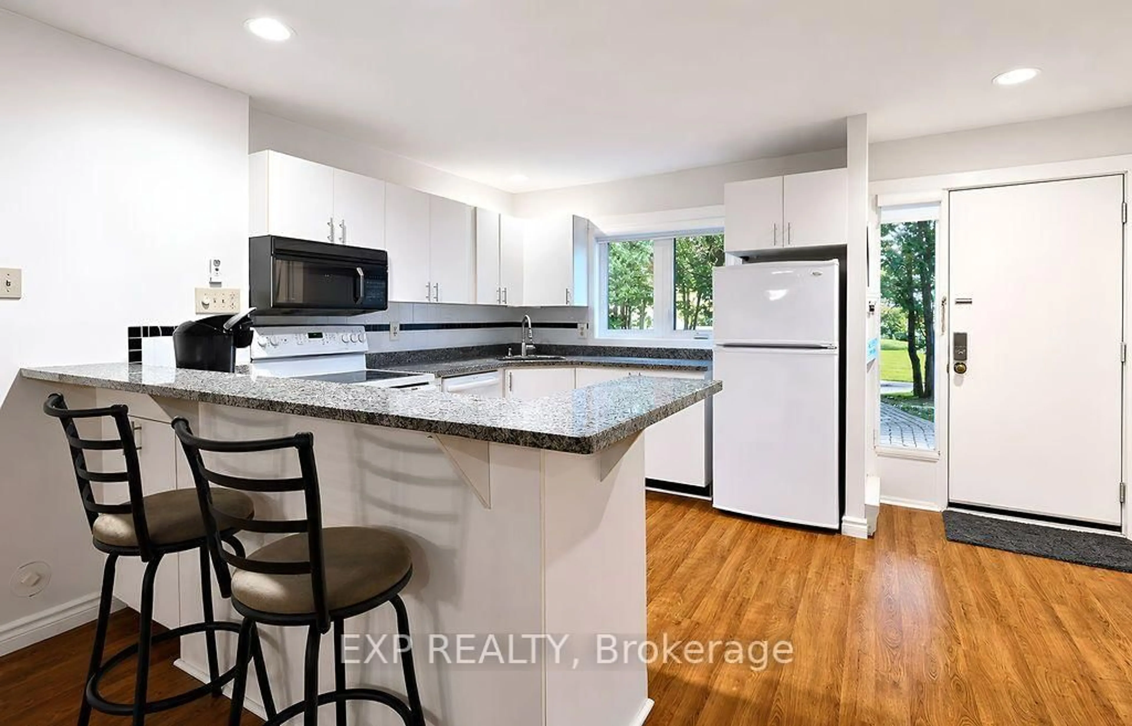 Open concept kitchen, unknown for 576 Oxbow Cres #16, Collingwood Ontario L9Y 5B4