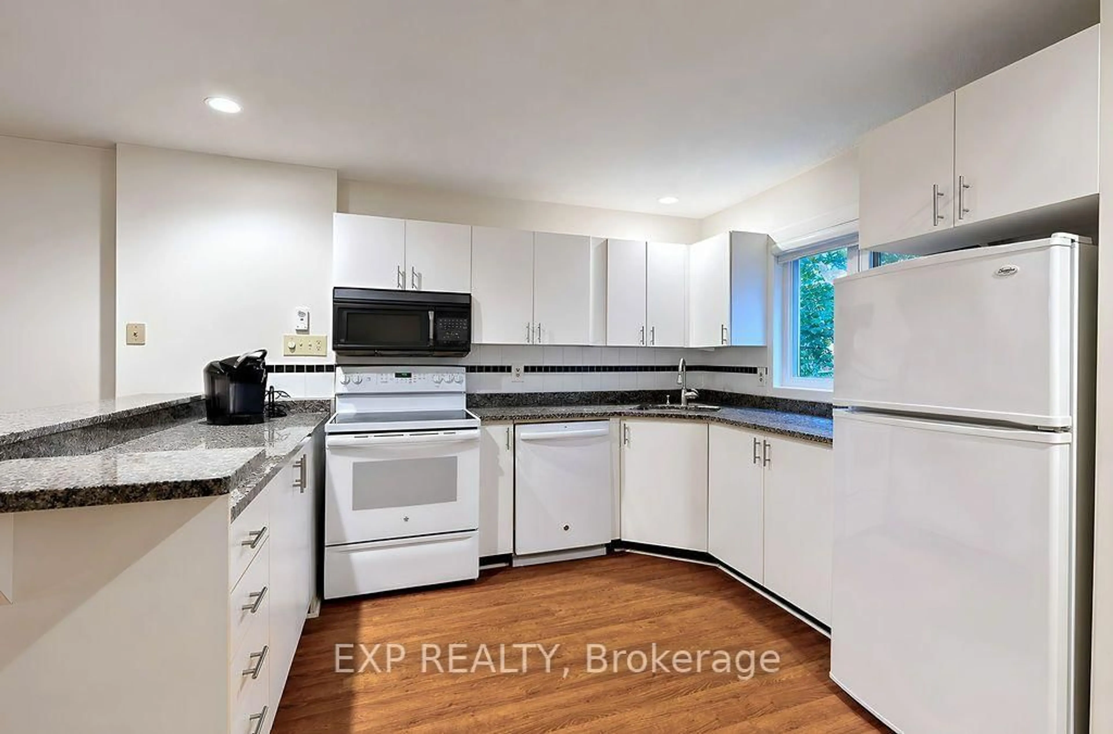 Standard kitchen, unknown for 576 Oxbow Cres #16, Collingwood Ontario L9Y 5B4