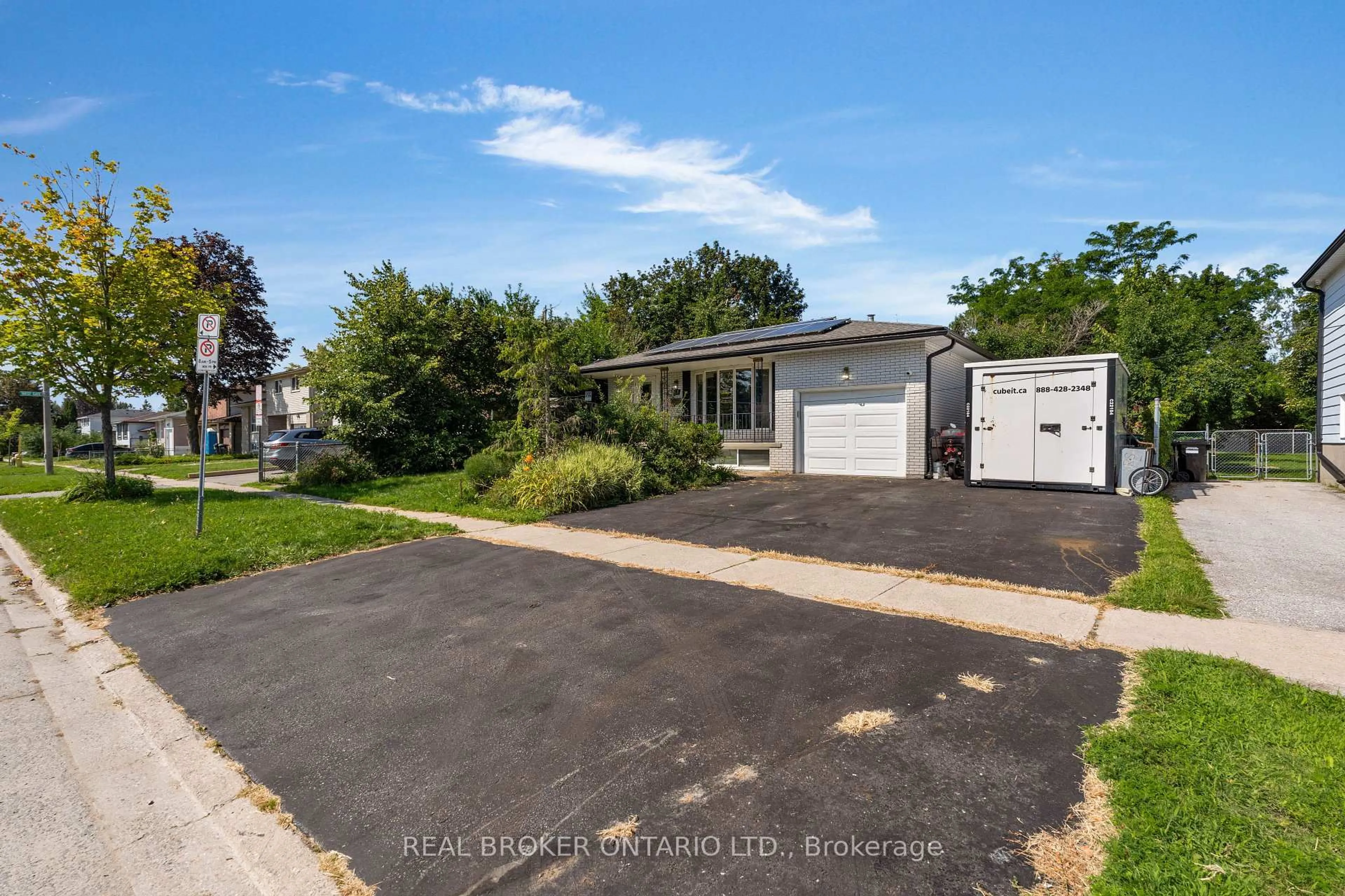 A pic from outside/outdoor area/front of a property/back of a property/a pic from drone, street for 61 Bernick Dr, Barrie Ontario L4M 5C1