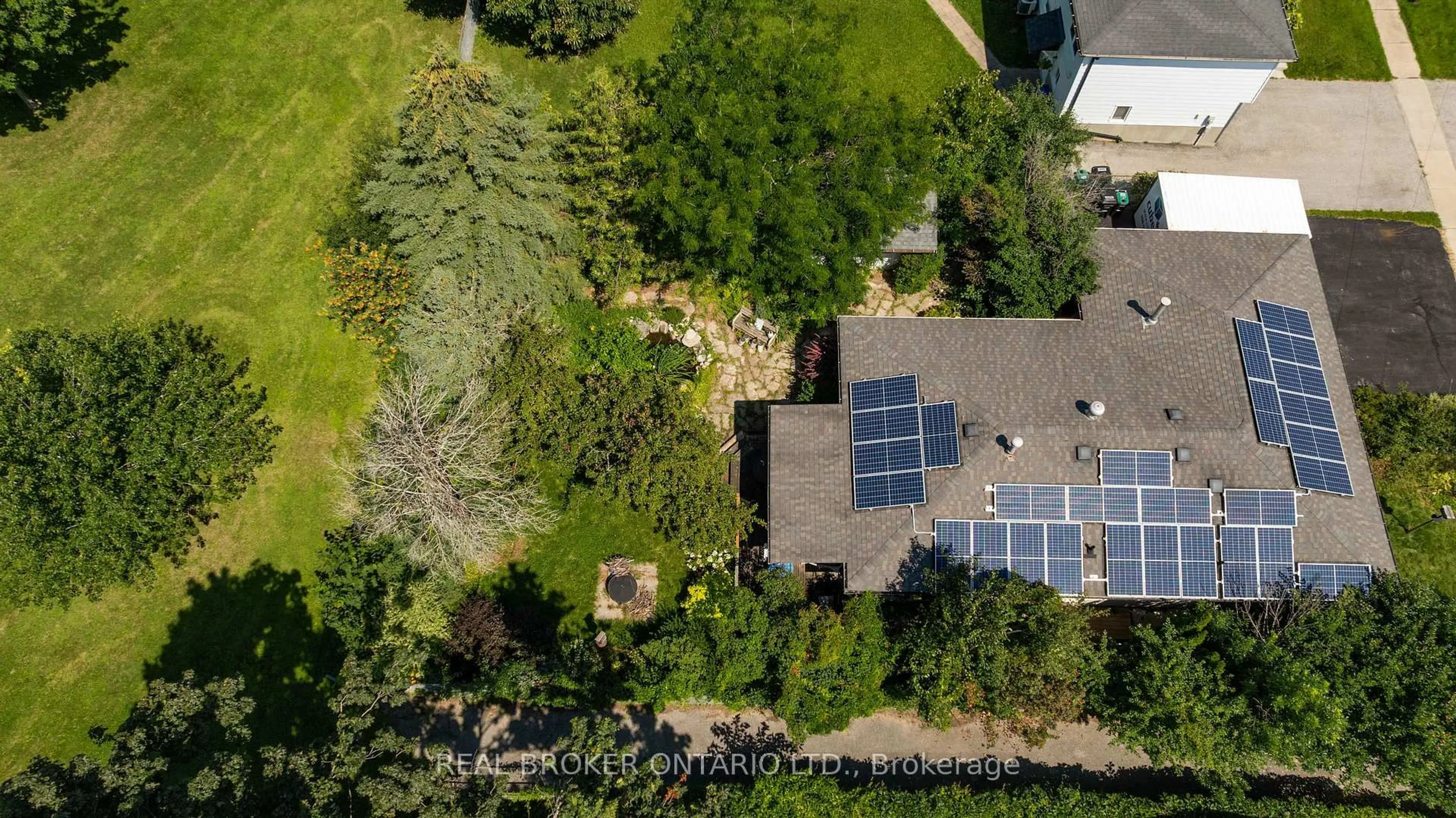 A pic from outside/outdoor area/front of a property/back of a property/a pic from drone, building for 61 Bernick Dr, Barrie Ontario L4M 5C1