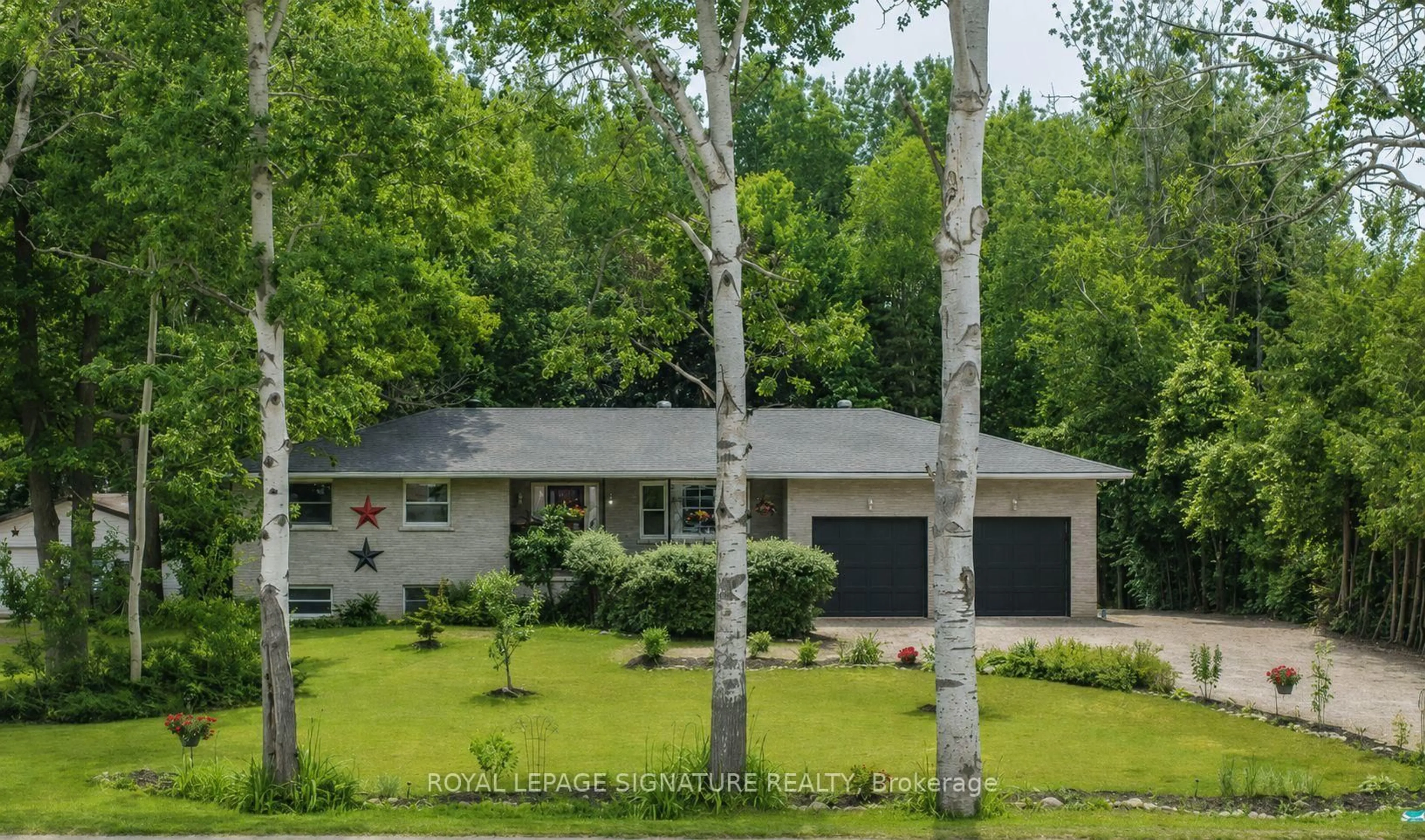 Home with vinyl exterior material, forest/trees view for 1729 Mosley St, Wasaga Beach Ontario L9Z 1Z8