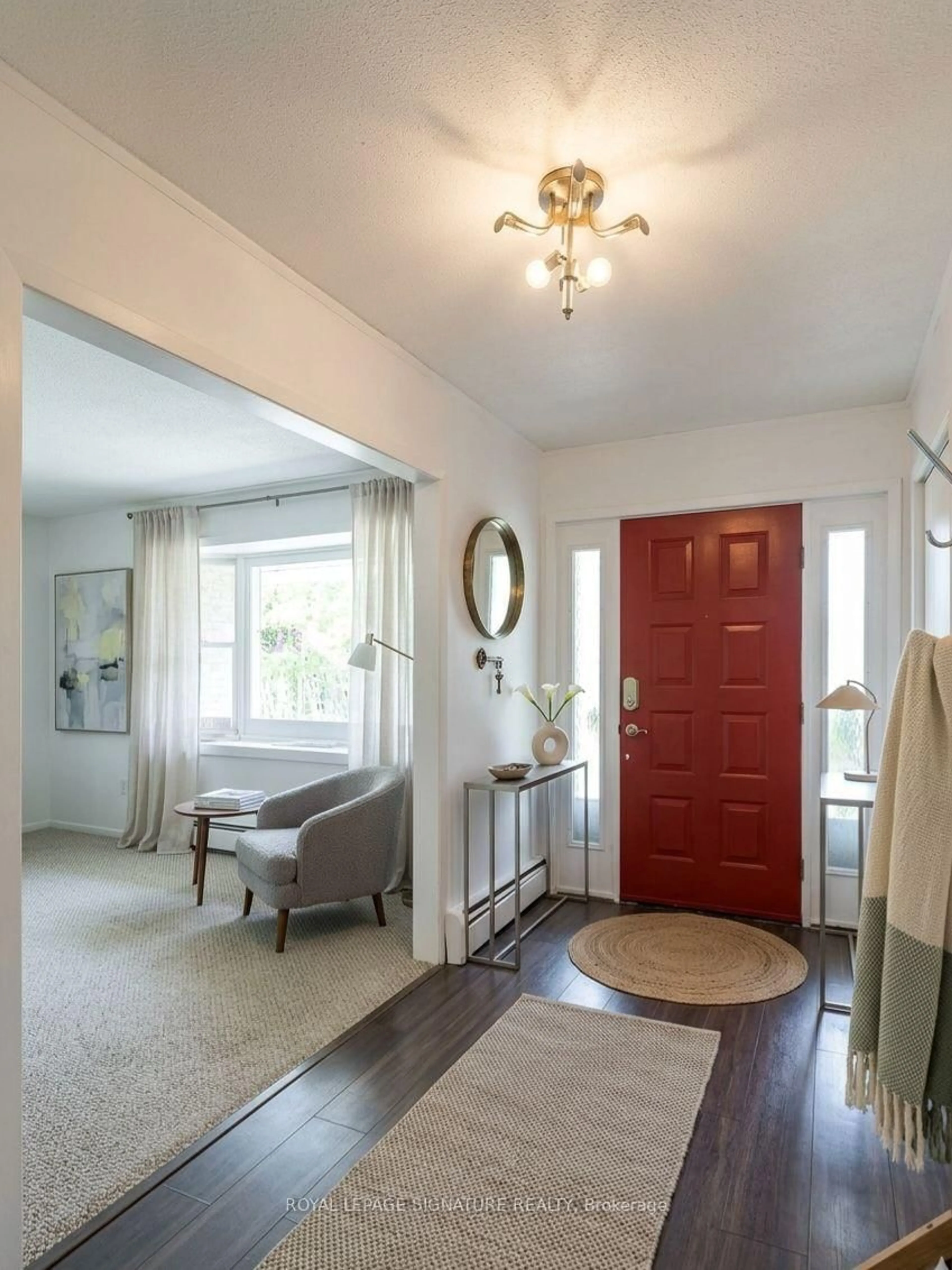 Indoor entryway for 1729 Mosley St, Wasaga Beach Ontario L9Z 1Z8