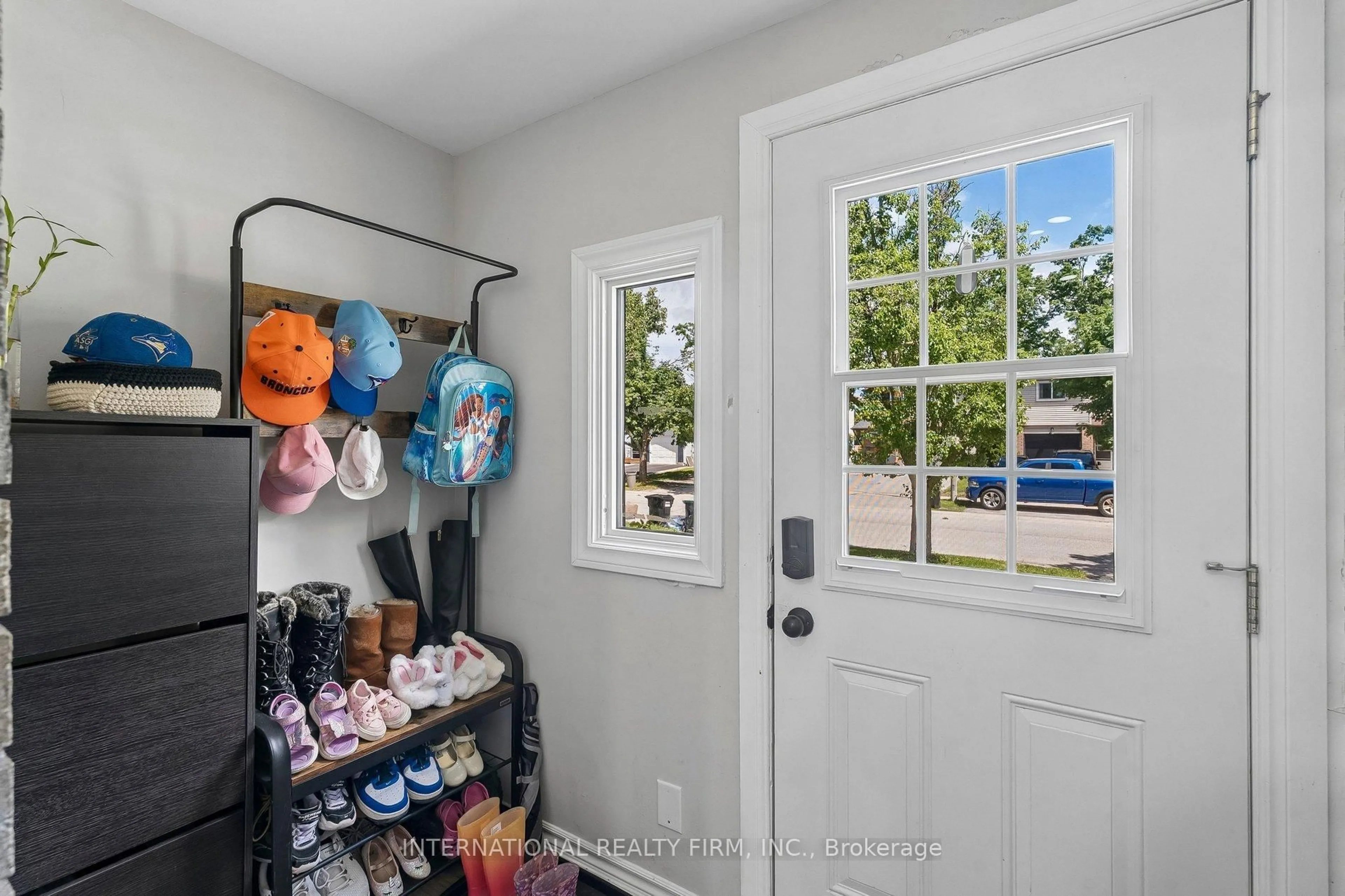 Indoor entryway for 206 Hickling Tr, Barrie Ontario L4M 5W4