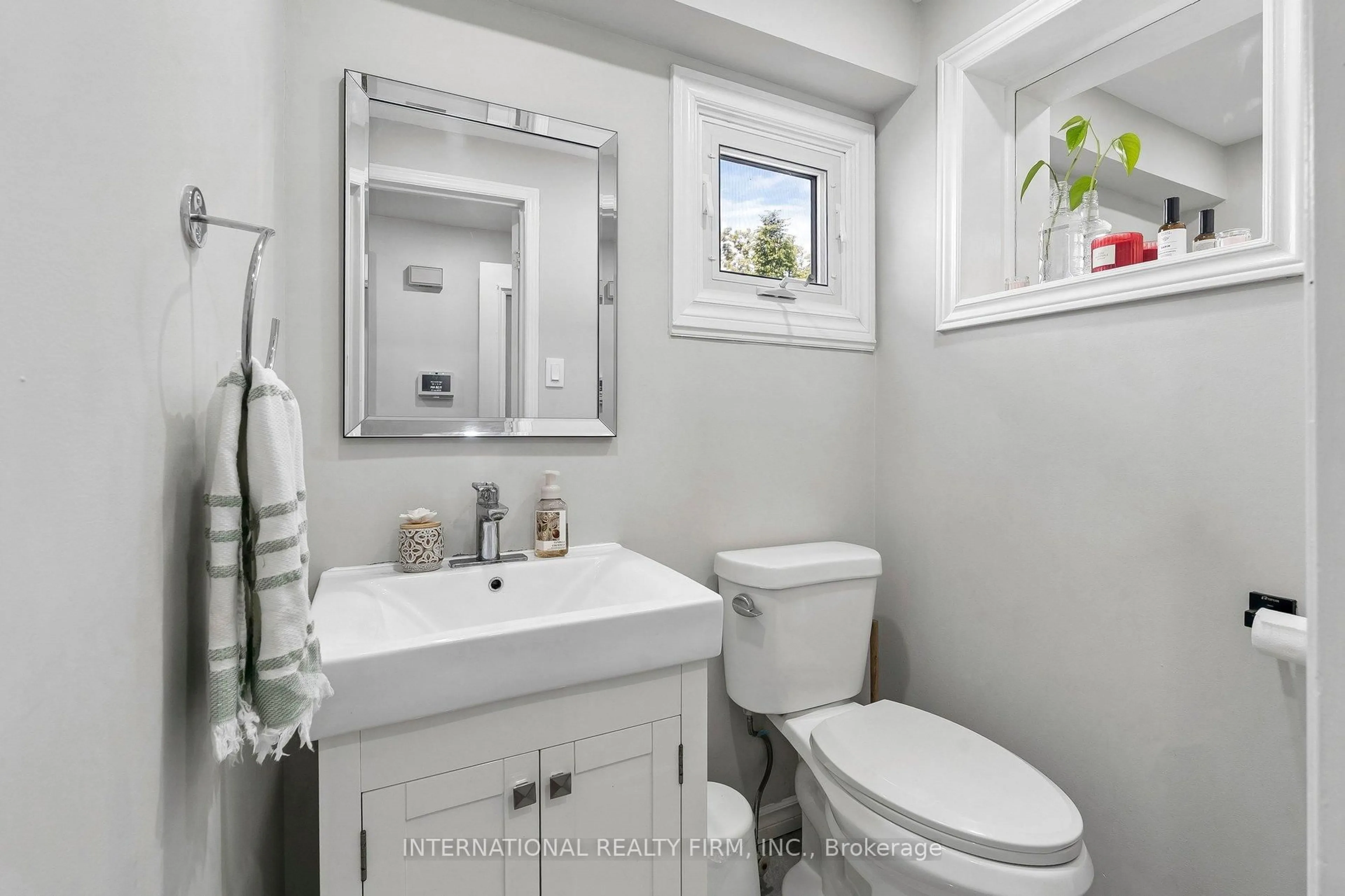 Standard bathroom, ceramic/tile floor for 206 Hickling Tr, Barrie Ontario L4M 5W4