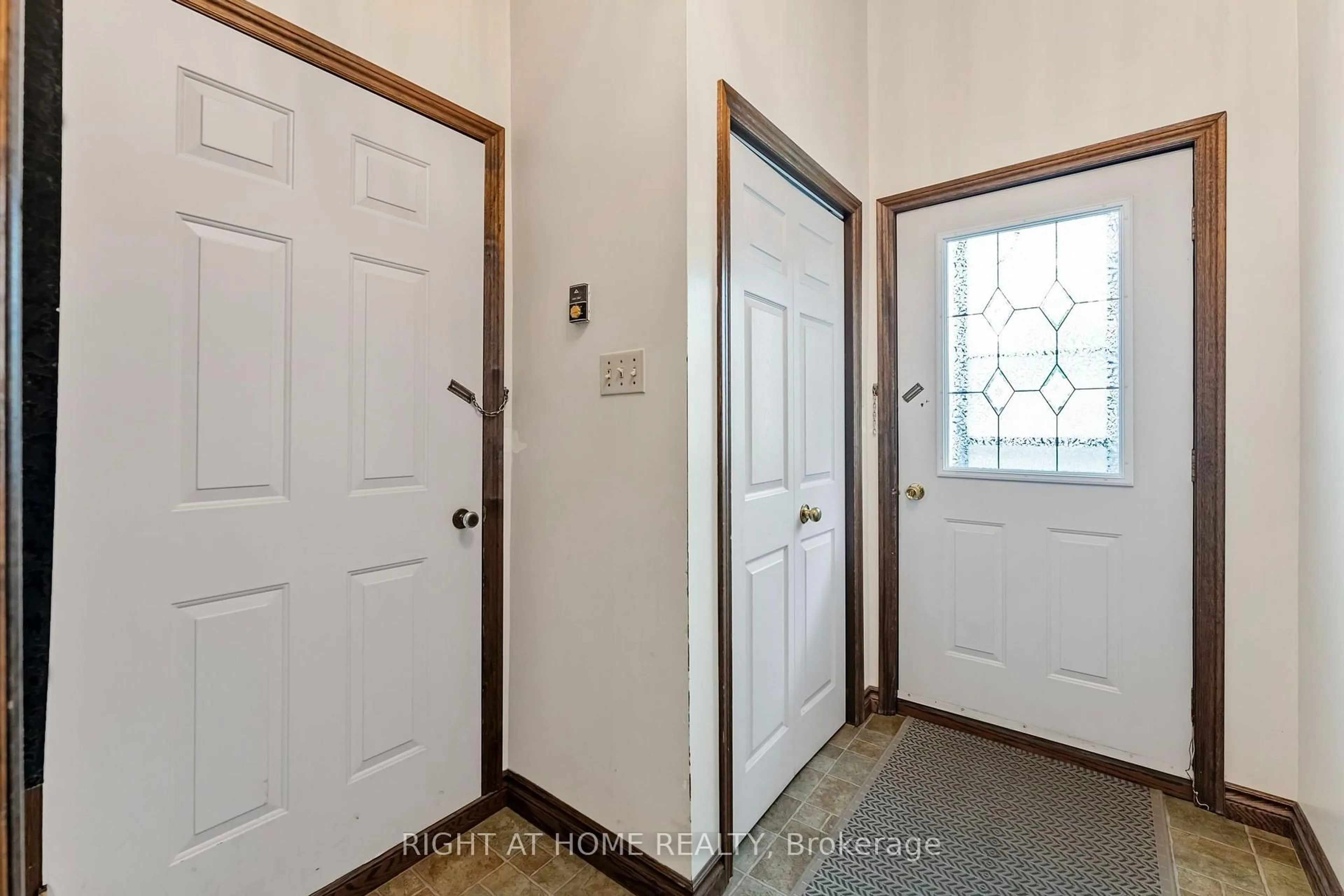 Indoor entryway for 3500 Baldwick Lane, Springwater Ontario L0M 1T2