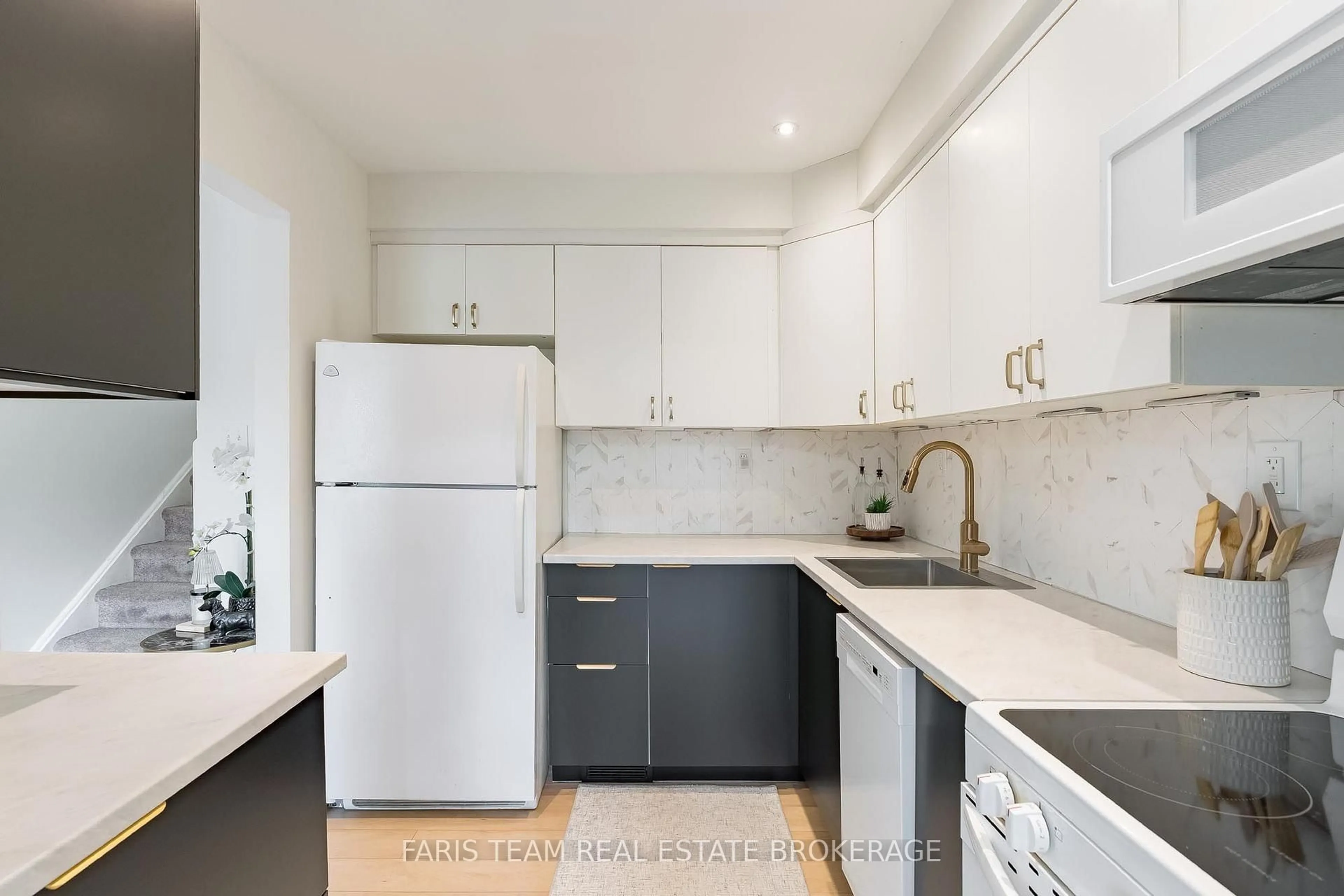 Standard kitchen, wood/laminate floor for 778 William St #58, Midland Ontario L4R 4R8