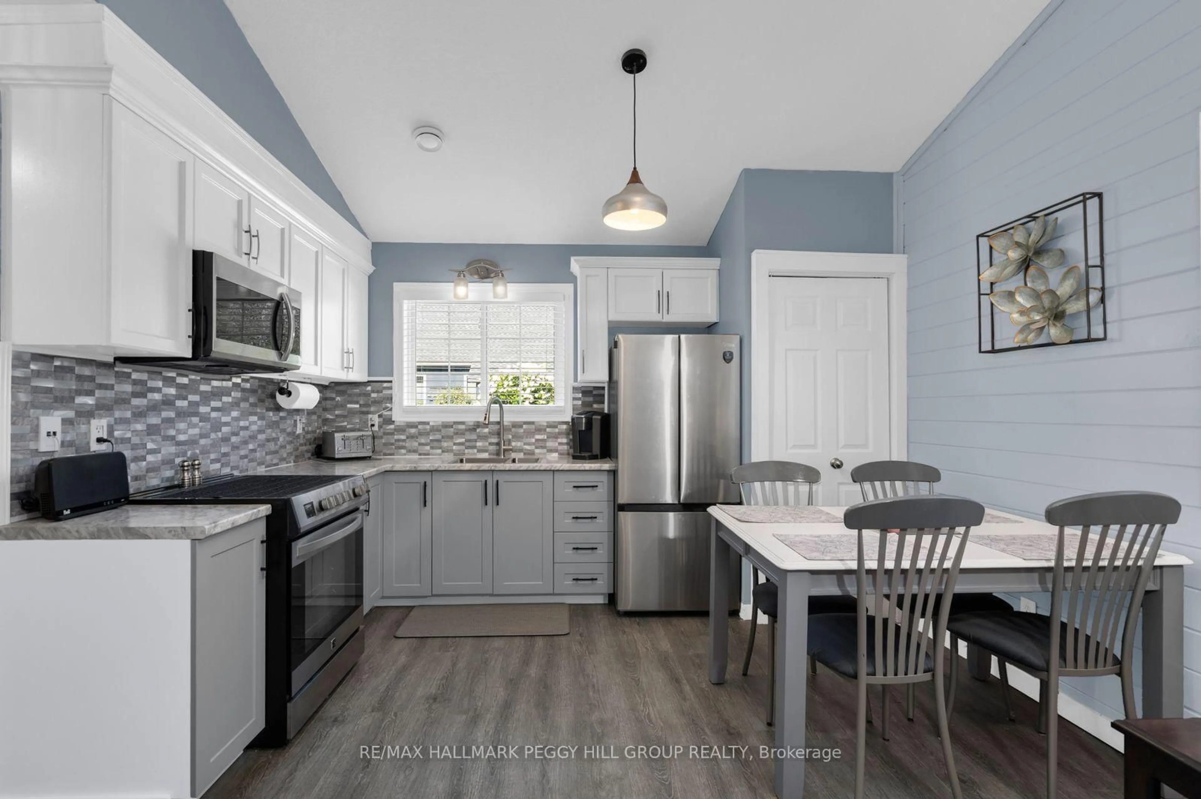 Open concept kitchen, ceramic/tile floor for 18 Temagami Tr, Wasaga Beach Ontario L9Z 1X7